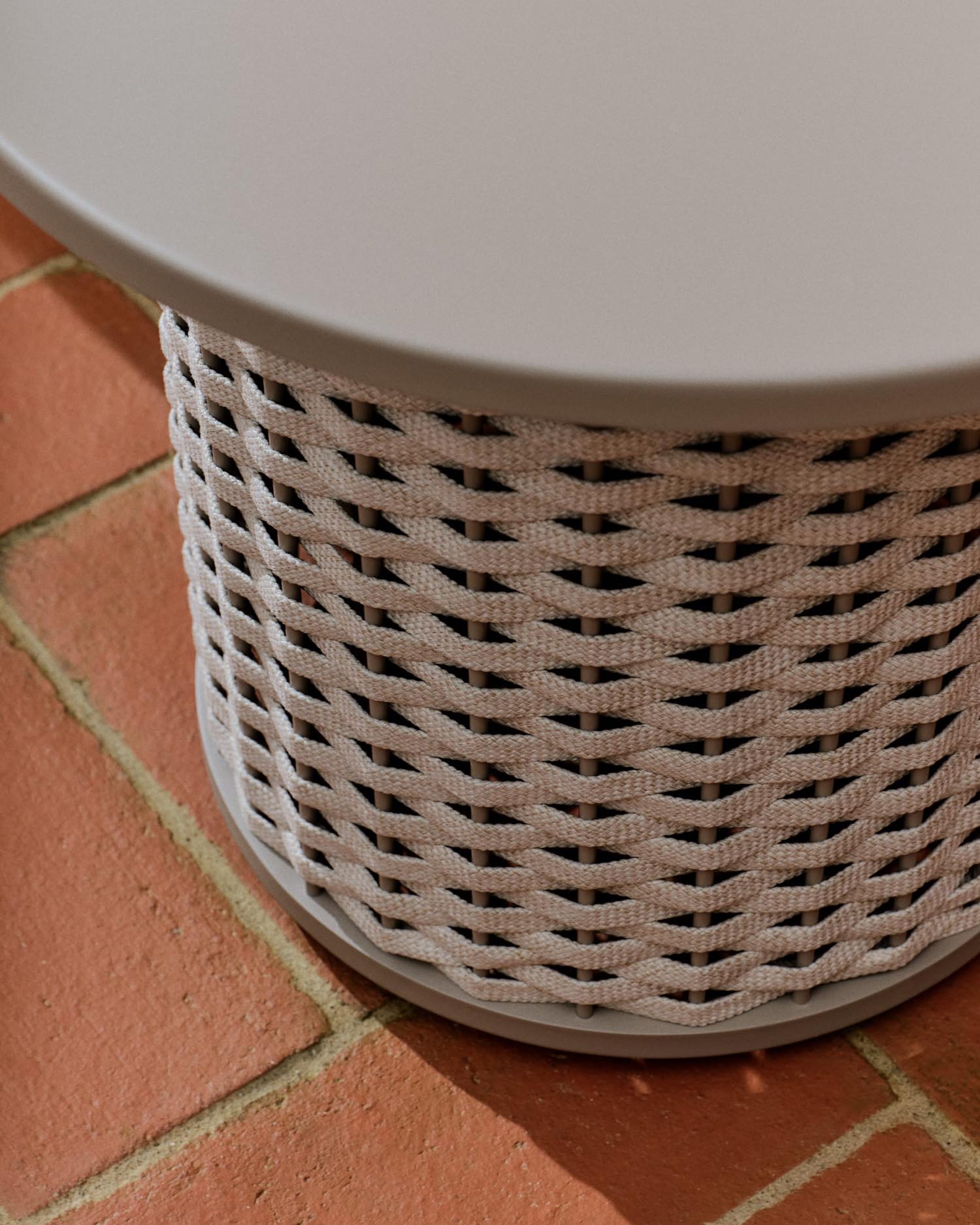 Robuster Beistelltisch aus Aluminium und taupefarbenem Seil, perfekt für Garten und Balkon. Witterungsbeständig, stilvoll und kompakt (Ø50 cm).