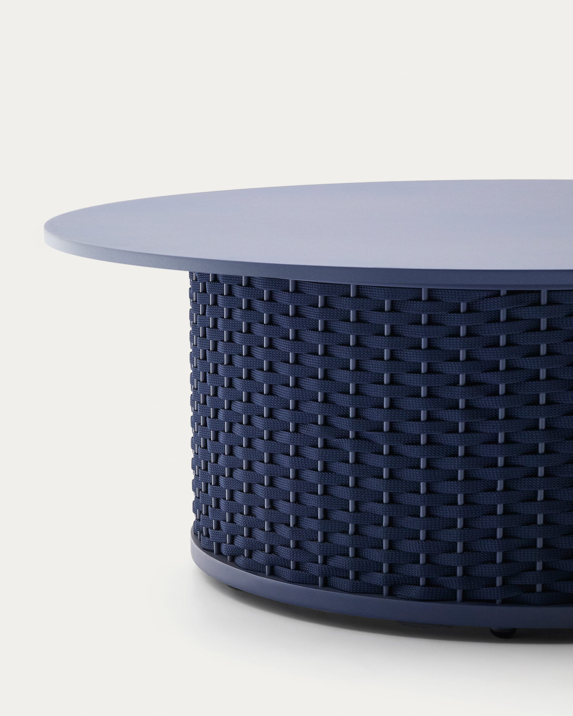 Eleganter Outdoor-Couchtisch Sedalis, Ø99 cm, aus leichtem Aluminium und robustem blauem Seil. Perfekt für jeden Garten oder Terrasse.