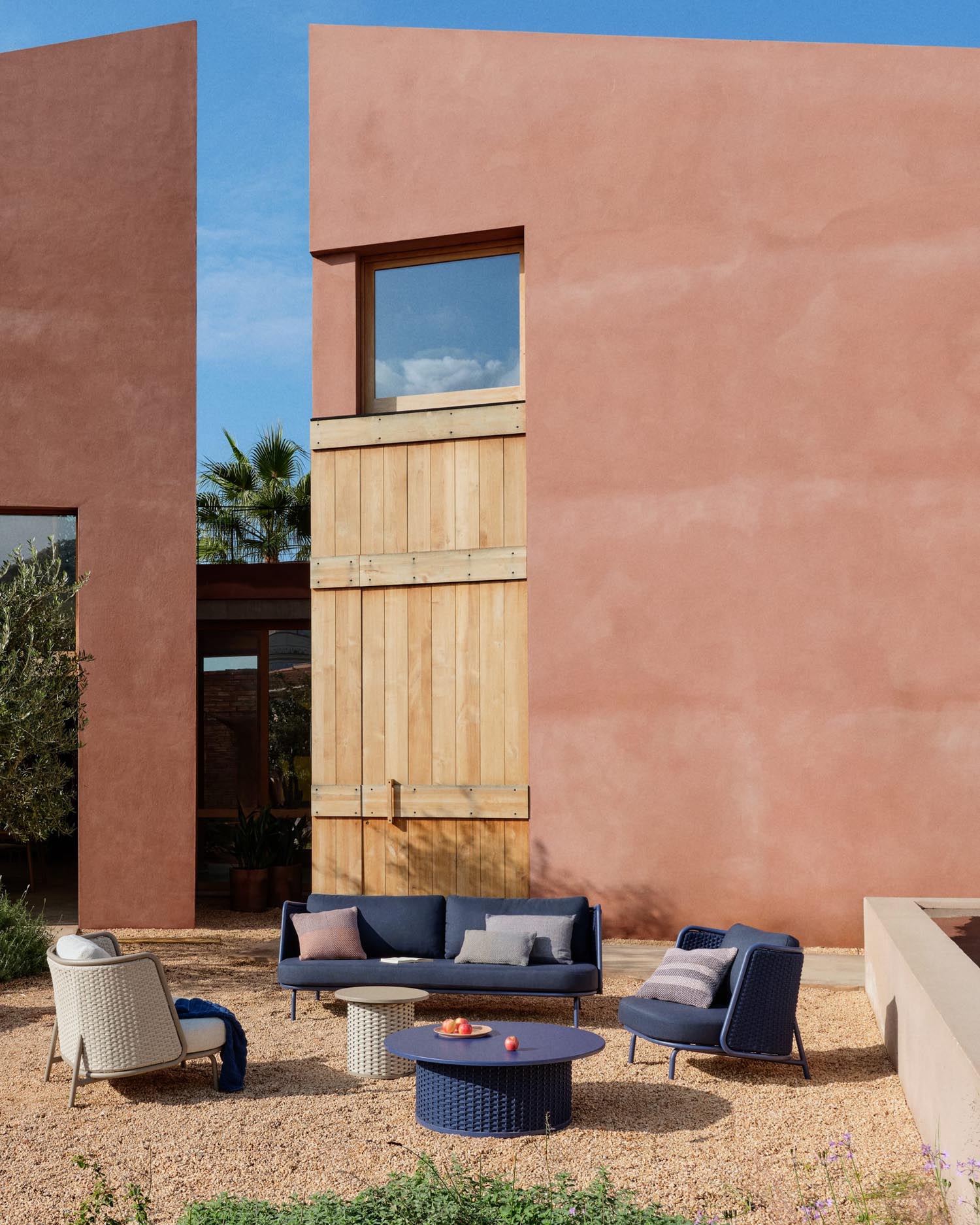 Moderner Outdoor-Couchtisch Sedalis, Ø99 cm, aus Aluminium und blauem Seil, ideal für stilvolle Aussenbereiche.