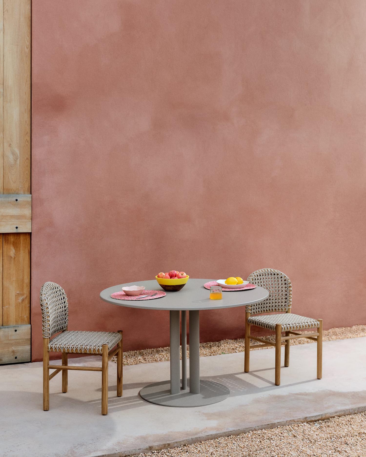 Eleganter, runder Outdoor-Tisch aus Stahl und Aluminium, wetterfest, Ø80 cm, ideal für stilvolle Aussenbereiche.