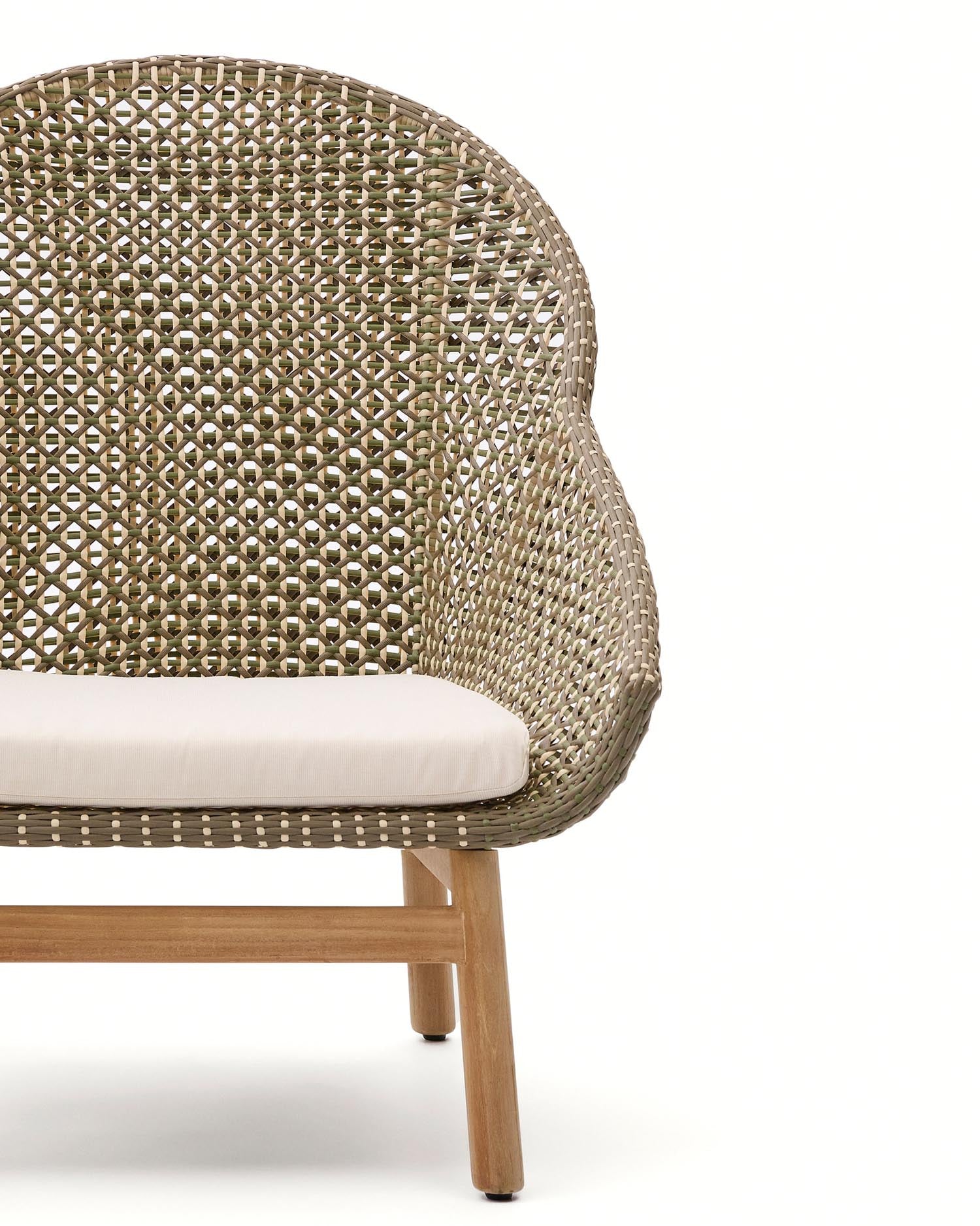 Sessel Olbia: Hochwertiger Komfort mit nachhaltigem Teakholz und elegantem Rattan, ideal für stilvolle Außenbereiche.
