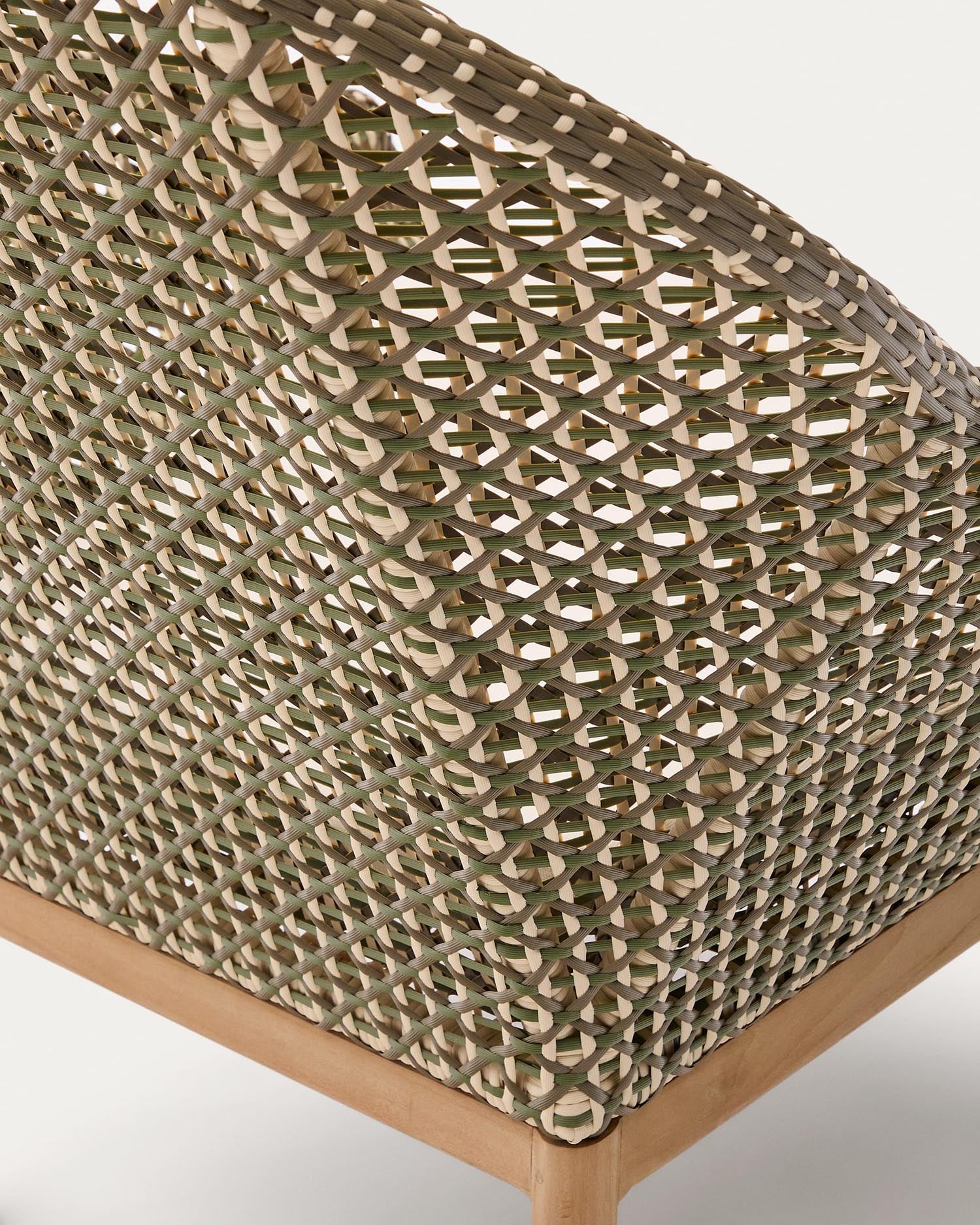 Sessel Olbia: Eleganter Sessel mit hoher Rückenlehne aus robustem Teakholz und synthetischem Rattan, ideal für nachhaltige Entspannung im Freien.