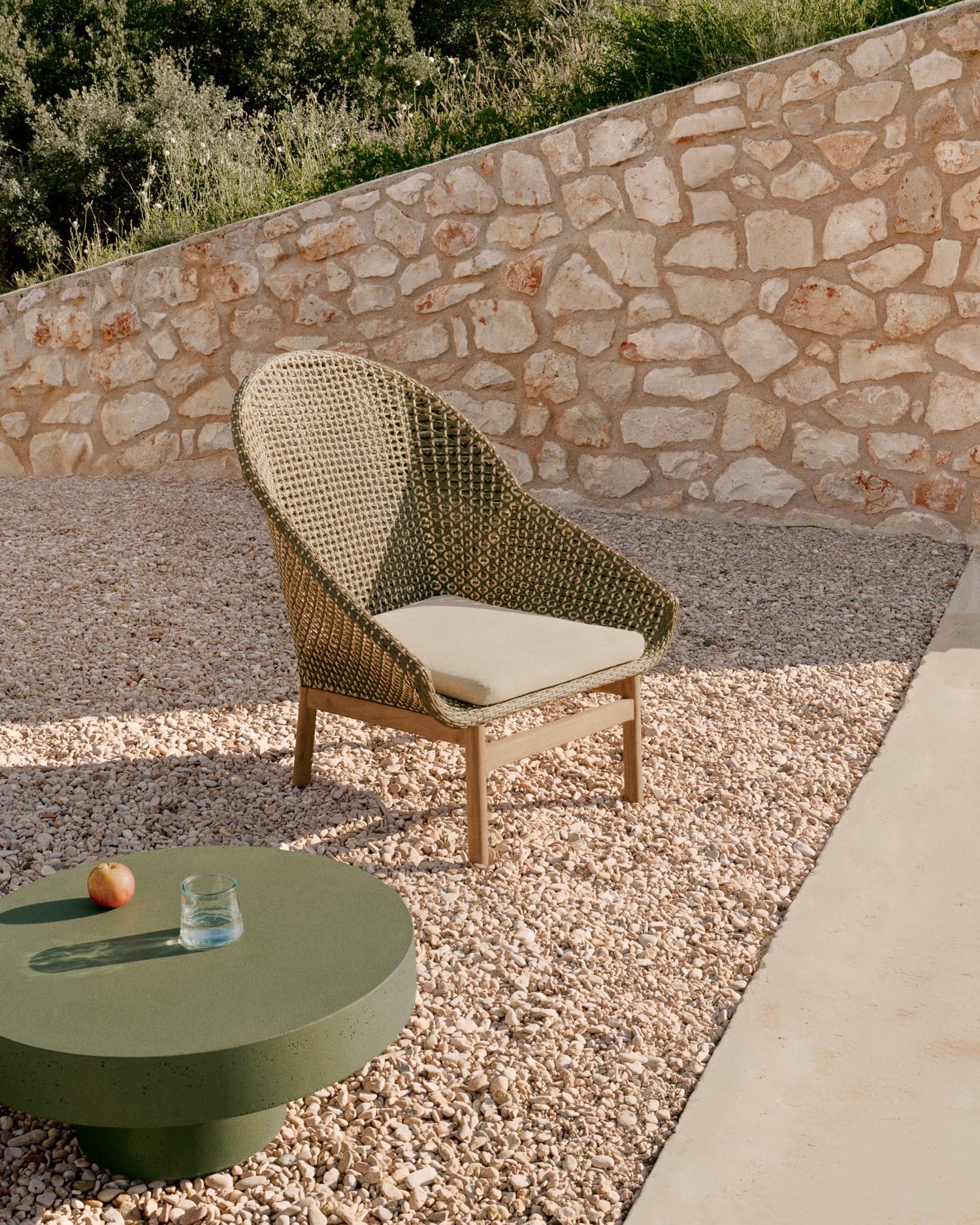 Sessel Olbia: Elegantes Design, synthetisches Rattan, FSC-zertifiziertes Teakholz, hoher Komfort, perfekt für stilvolle Räume.