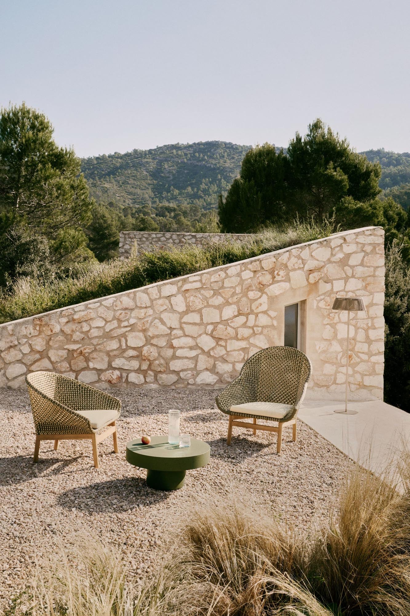 Eleganter Sessel Olbia aus synthetischem Rattan und FSC-zertifiziertem Teakholz, mit hoher Rückenlehne, perfekt für stilvolle Räume.