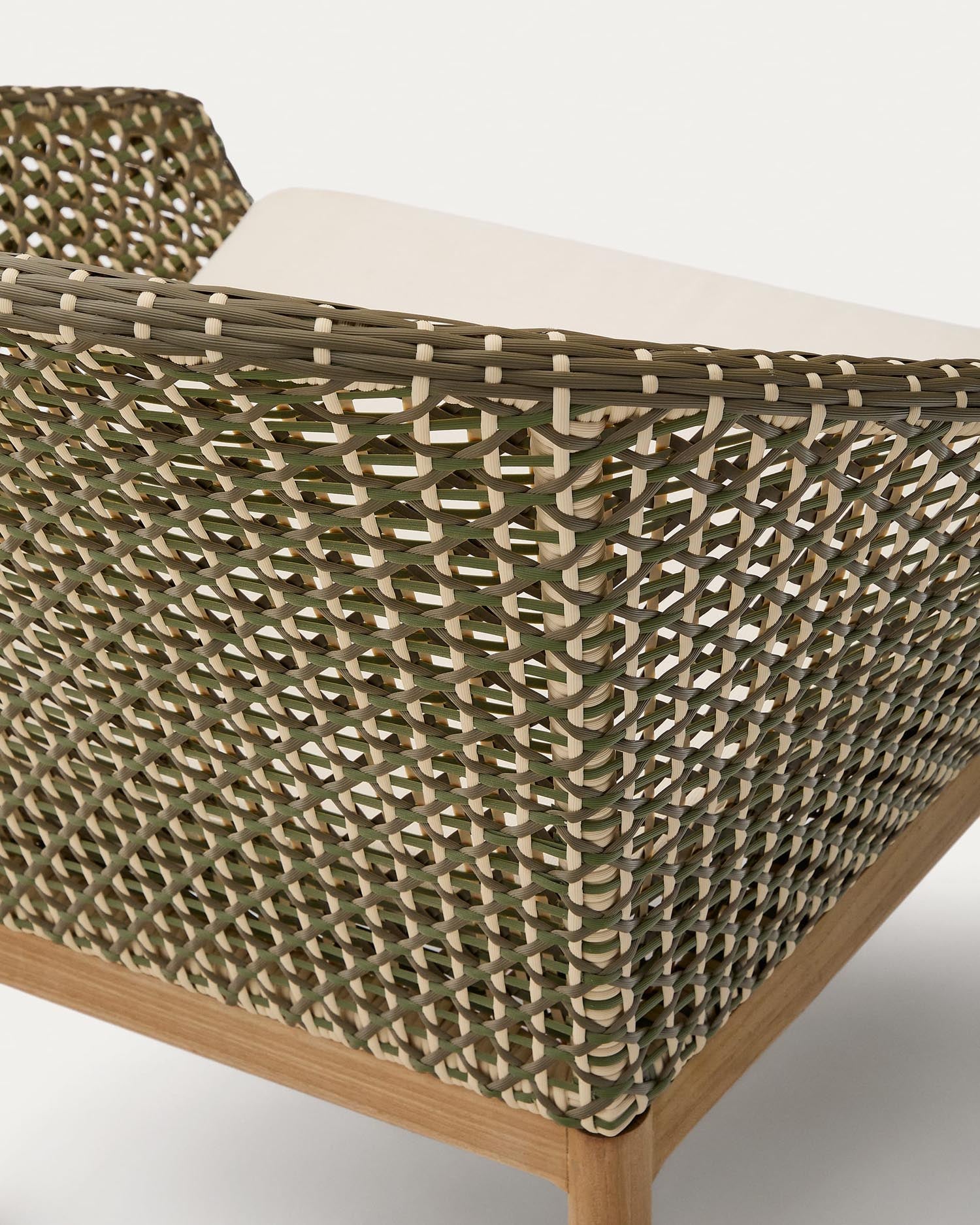 Eleganter Sessel Olbia aus FSC-zertifiziertem Teakholz und synthetischem Rattan, ideal für nachhaltige und komfortable Gartenmöbel.