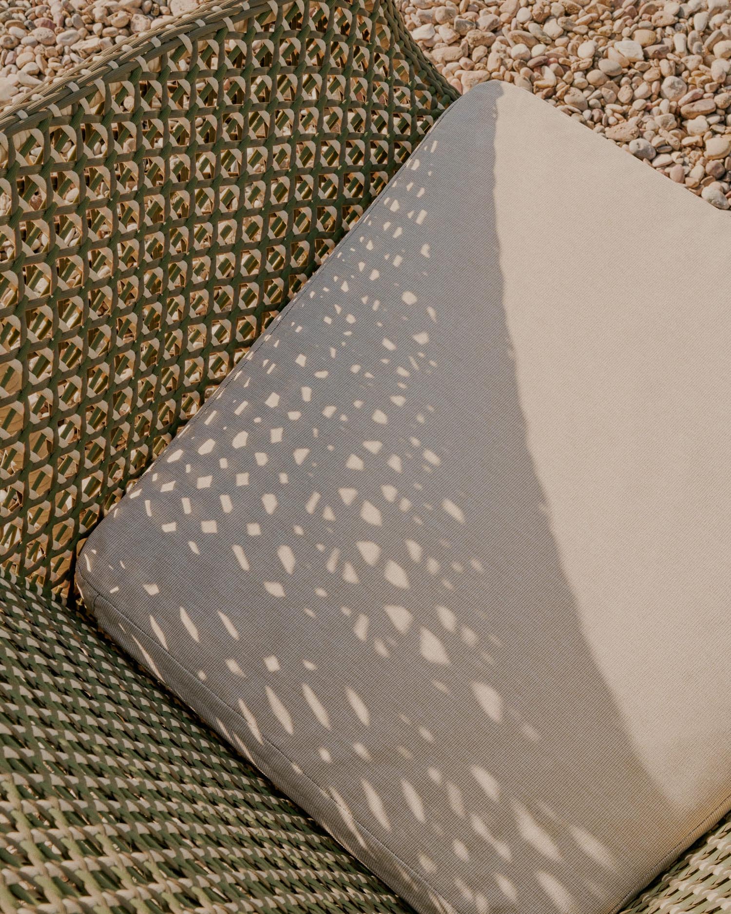 Moderner Sessel aus synthetischem Rattan und FSC-zertifiziertem Teakholz, ideal für stilvolles und umweltbewusstes Wohnen.