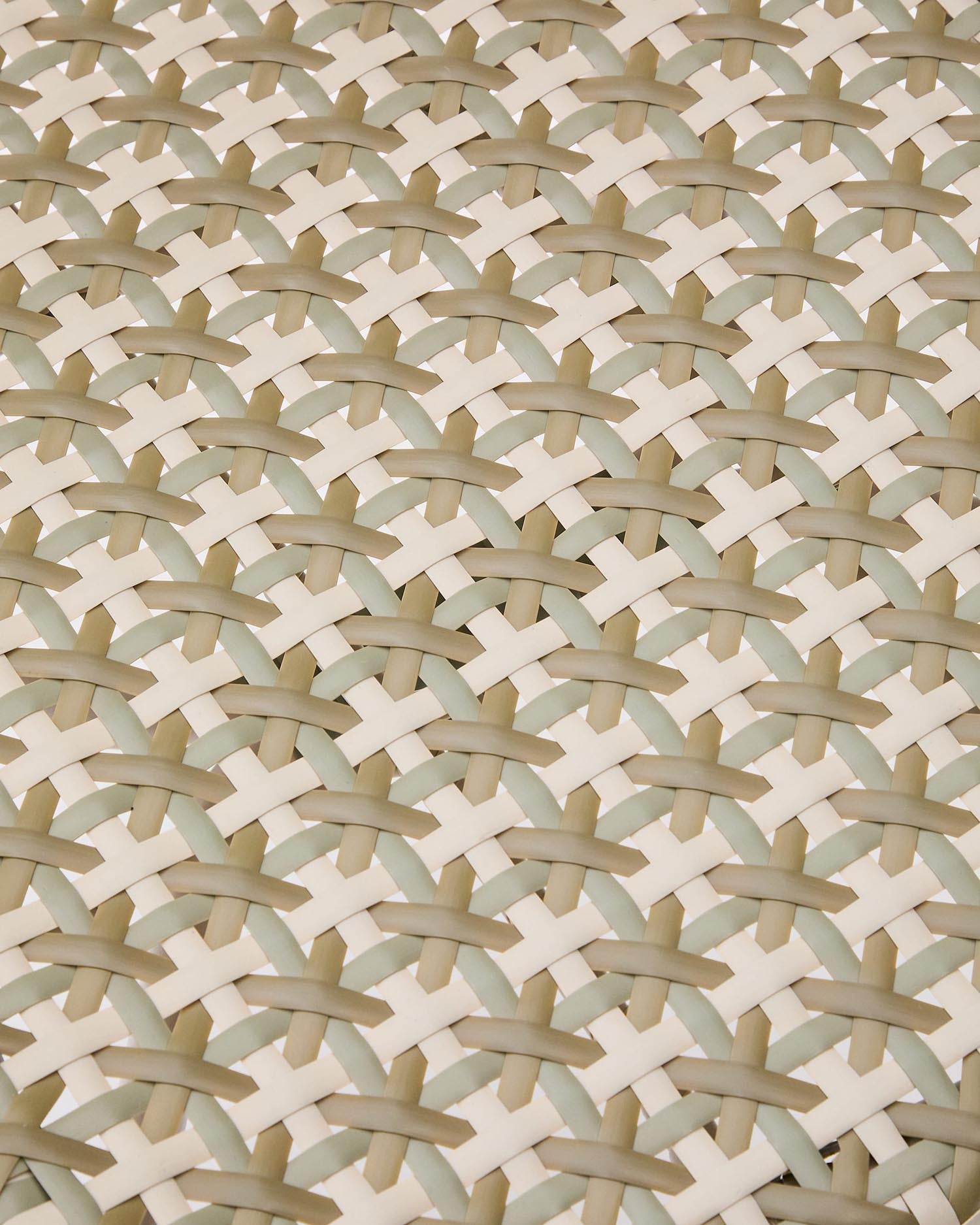 Erleben Sie den stilvollen Stuhl Tuccia aus robustem Aluminium und elegantem Kunstrattan in Beige und Grün. Perfekt für jeden Außenbereich!