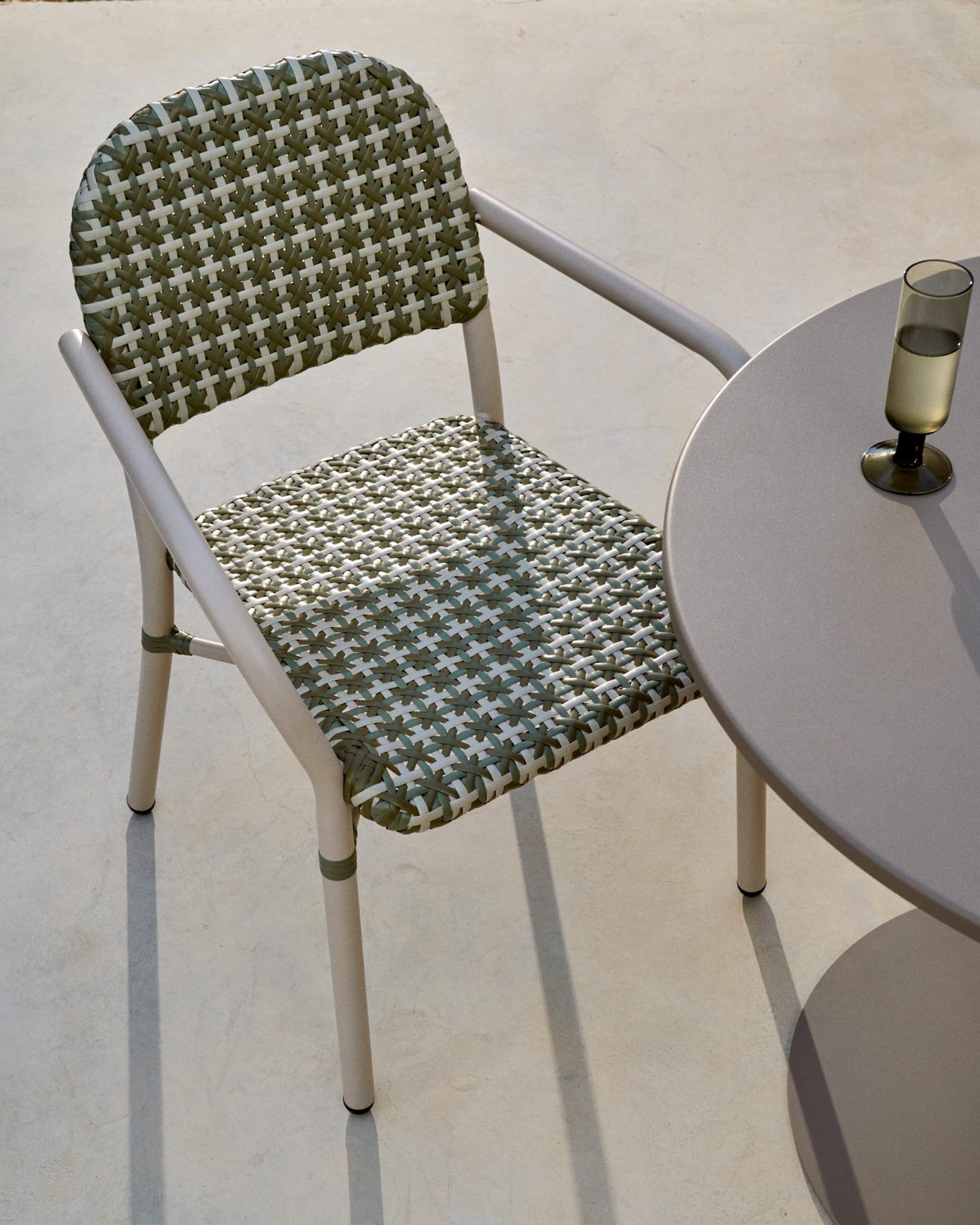Eleganter, stapelbarer Bistrostuhl aus Aluminium und Kunstrattan in Beige-Grün, ideal für flexible, stilvolle Aussenbereiche.