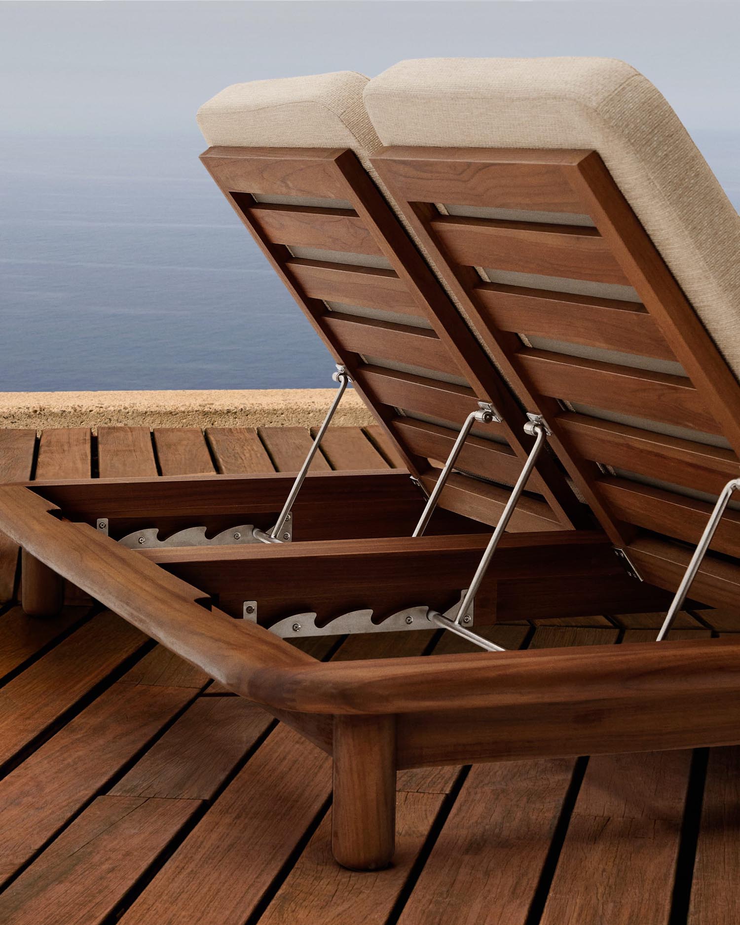 Entspanne stilvoll zu zweit auf der pflegeleichten 2er-Sonnenliege Turqueta aus hochwertigem Teakholz – perfekt für deinen Garten!