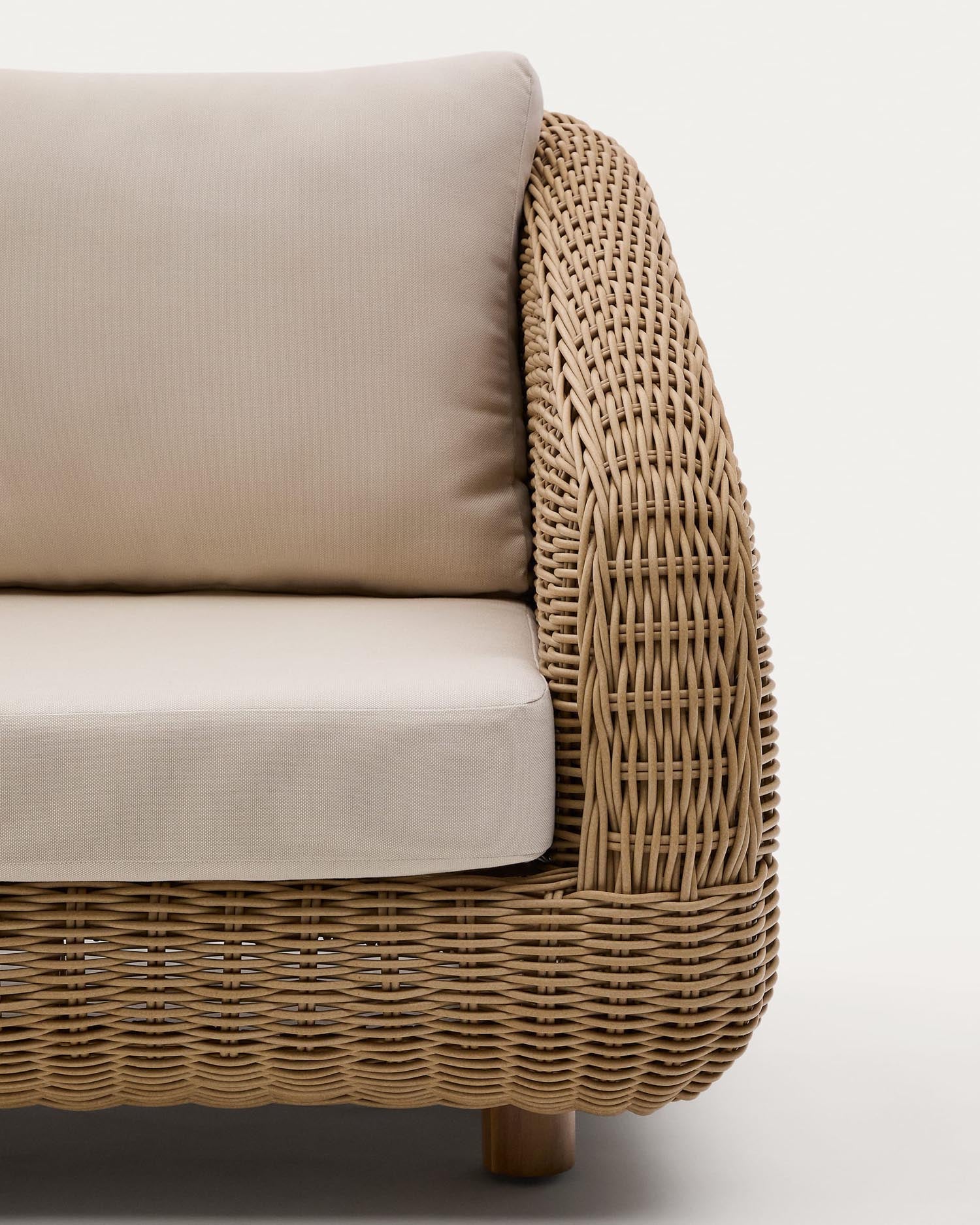 Entspannen Sie stilvoll im Sessel Meria von Kave Home, aus robustem Rattan und Akazienholz, perfekt für Ihren Outdoor-Bereich.
