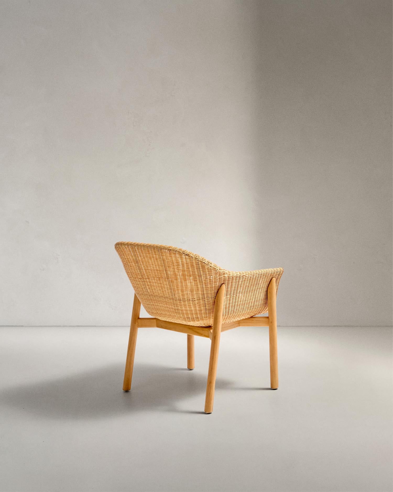 Der Galea Stuhl aus FSC-zertifiziertem Teakholz und Rattan bietet nachhaltigen Komfort und modernes Design für Ihr Zuhause.