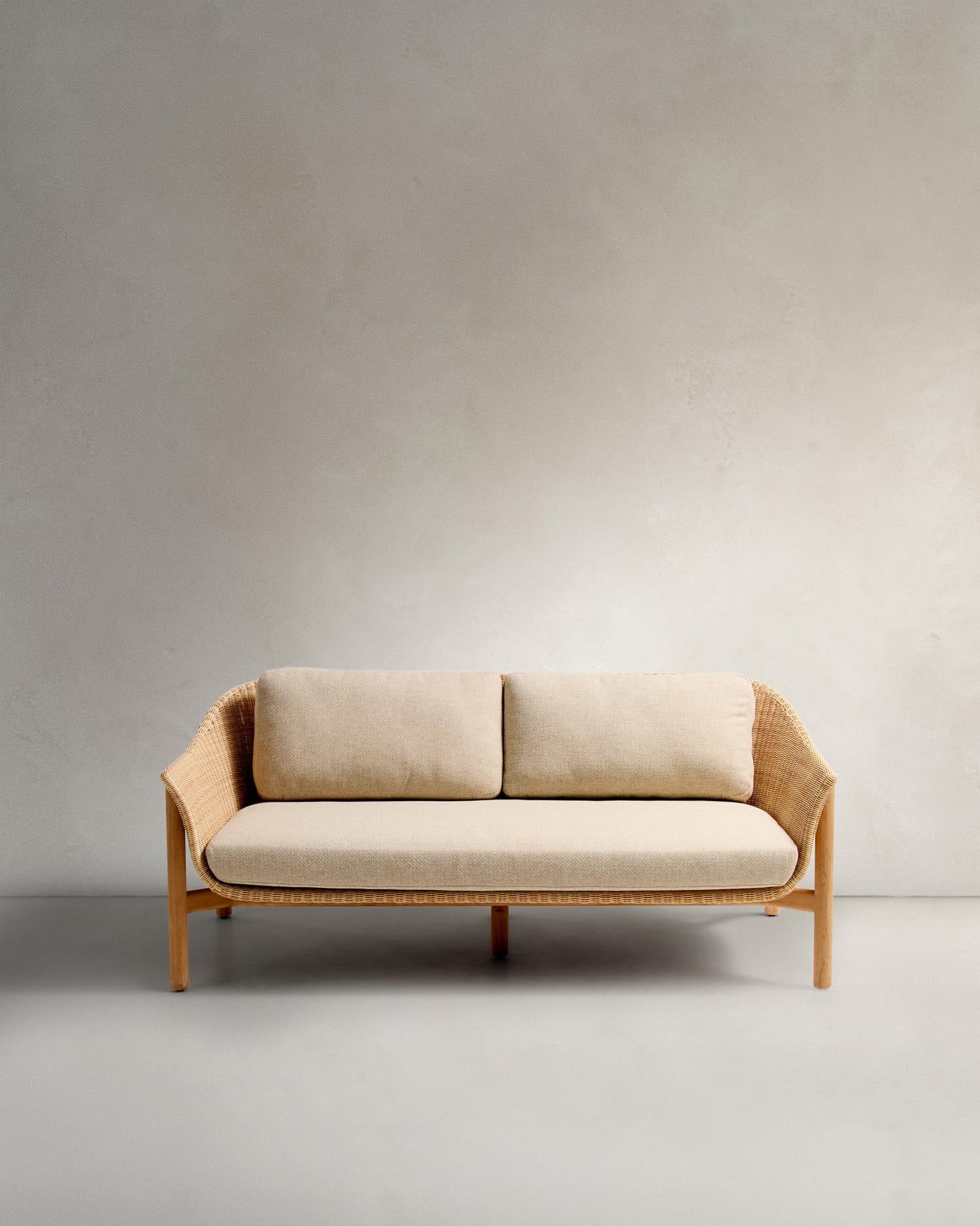 Elegantes 2-Sitzer-Sofa Galea aus Teakholz & Rattan, robust, pflegeleicht, ideal für drinnen & draussen, FSC-zertifiziert.