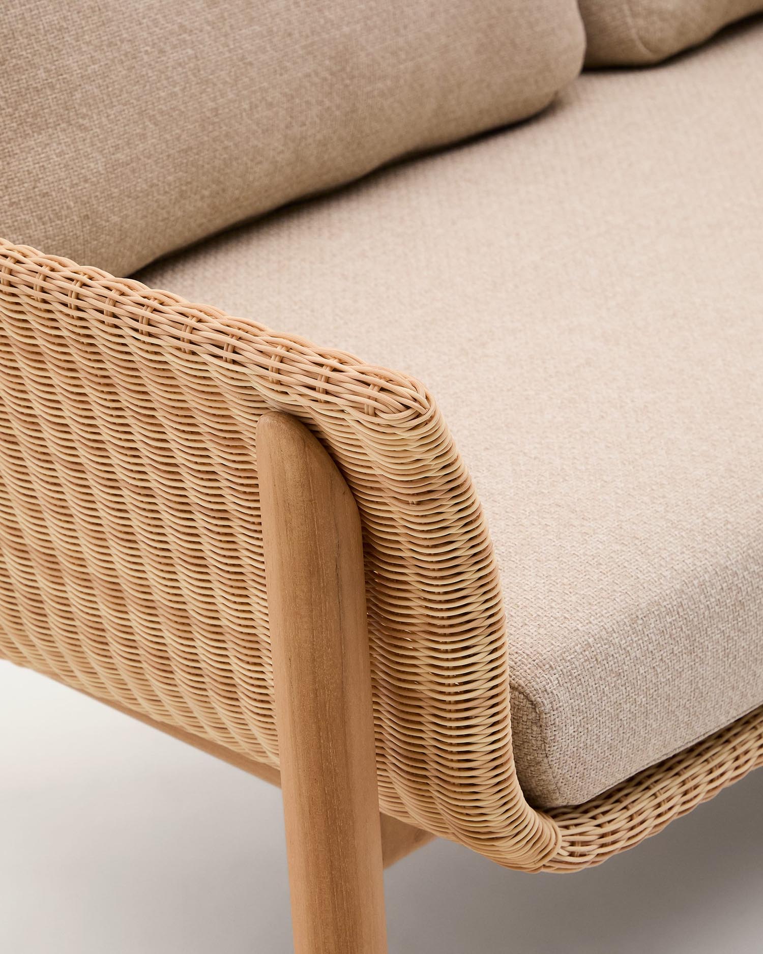 Modernes 2-Sitzer-Sofa Galea aus massivem Teakholz und pflegeleichtem Rattan, 170,5 cm, perfekt für stilvolle und langlebige Einrichtung.