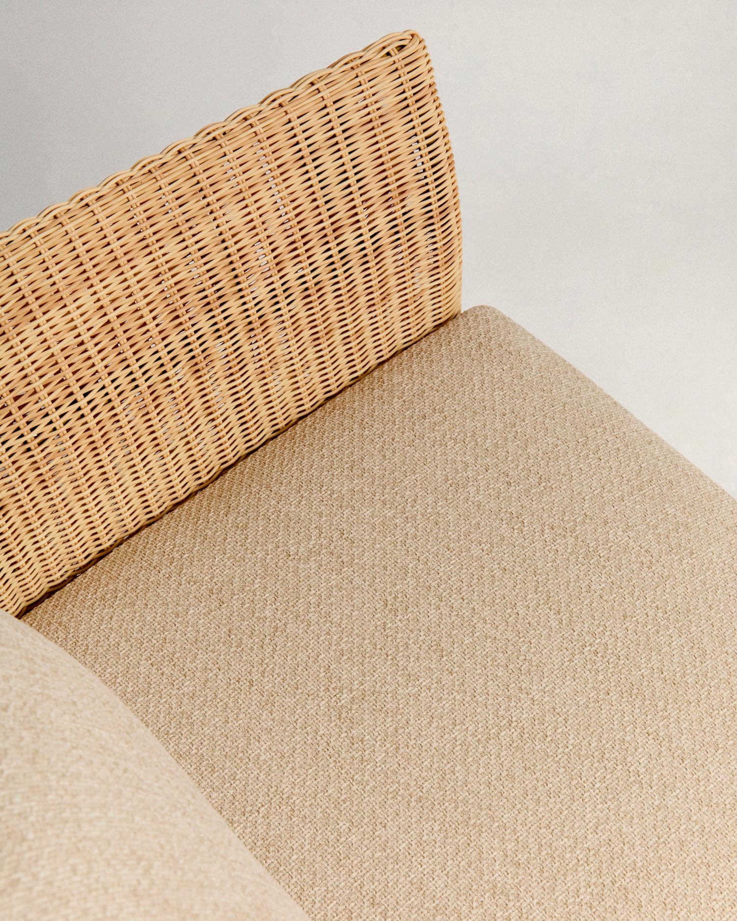 Elegantes 2-Sitzer-Sofa Galea aus robustem Teakholz und UV-beständigem Rattan, 170,5 cm, ideal für stilvolle und nachhaltige Wohnräume.