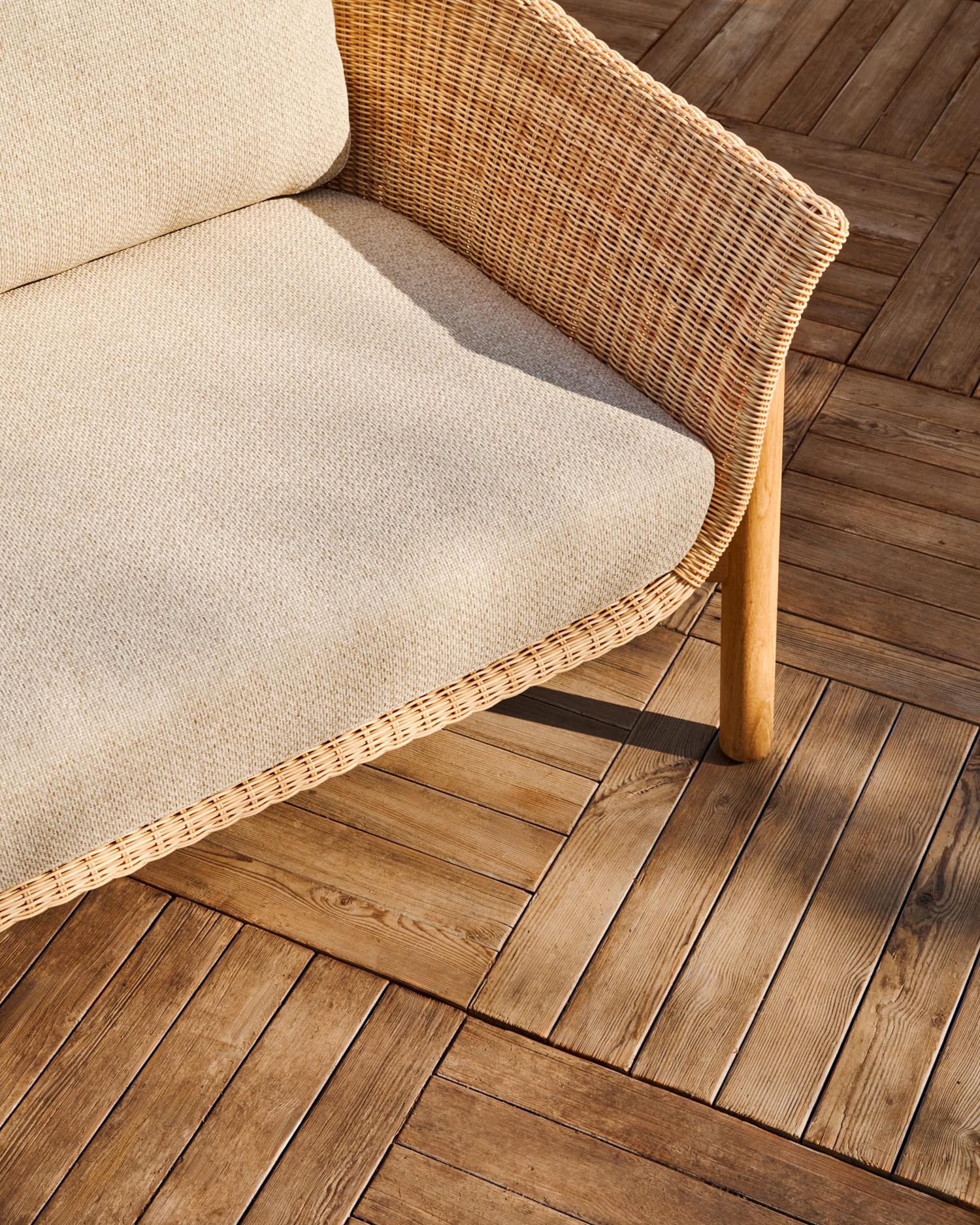 2-Sitzer-Sofa Galea aus Teakholz und Rattan, 166,5 cm, FSC-zertifiziert, stilvoll und nachhaltig für Ihr Zuhause.