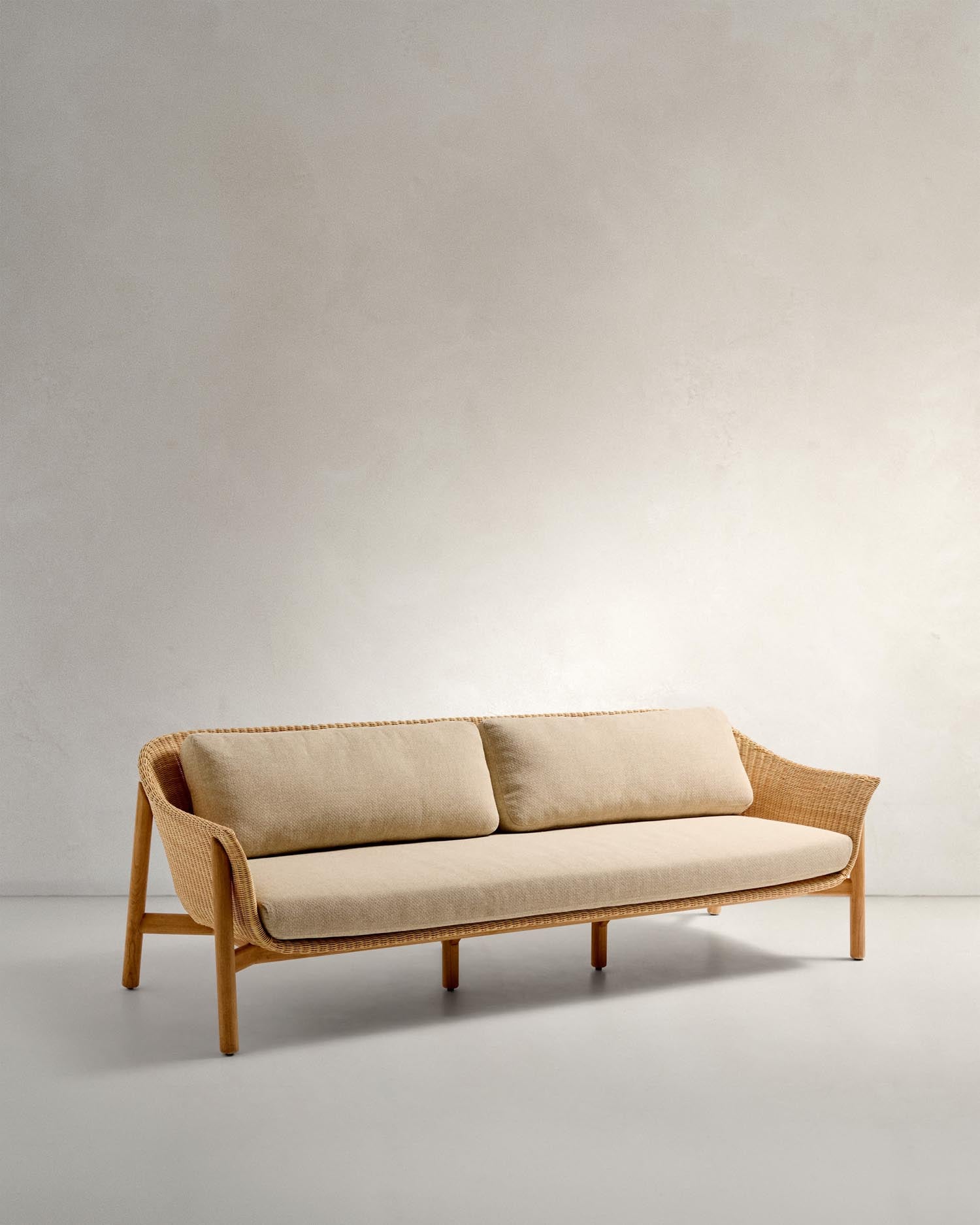 Elegantes 3-Sitzer-Sofa Galea aus FSC-zertifiziertem Teakholz und Rattan, 236 cm, nachhaltig und perfekt für Ihr Zuhause.