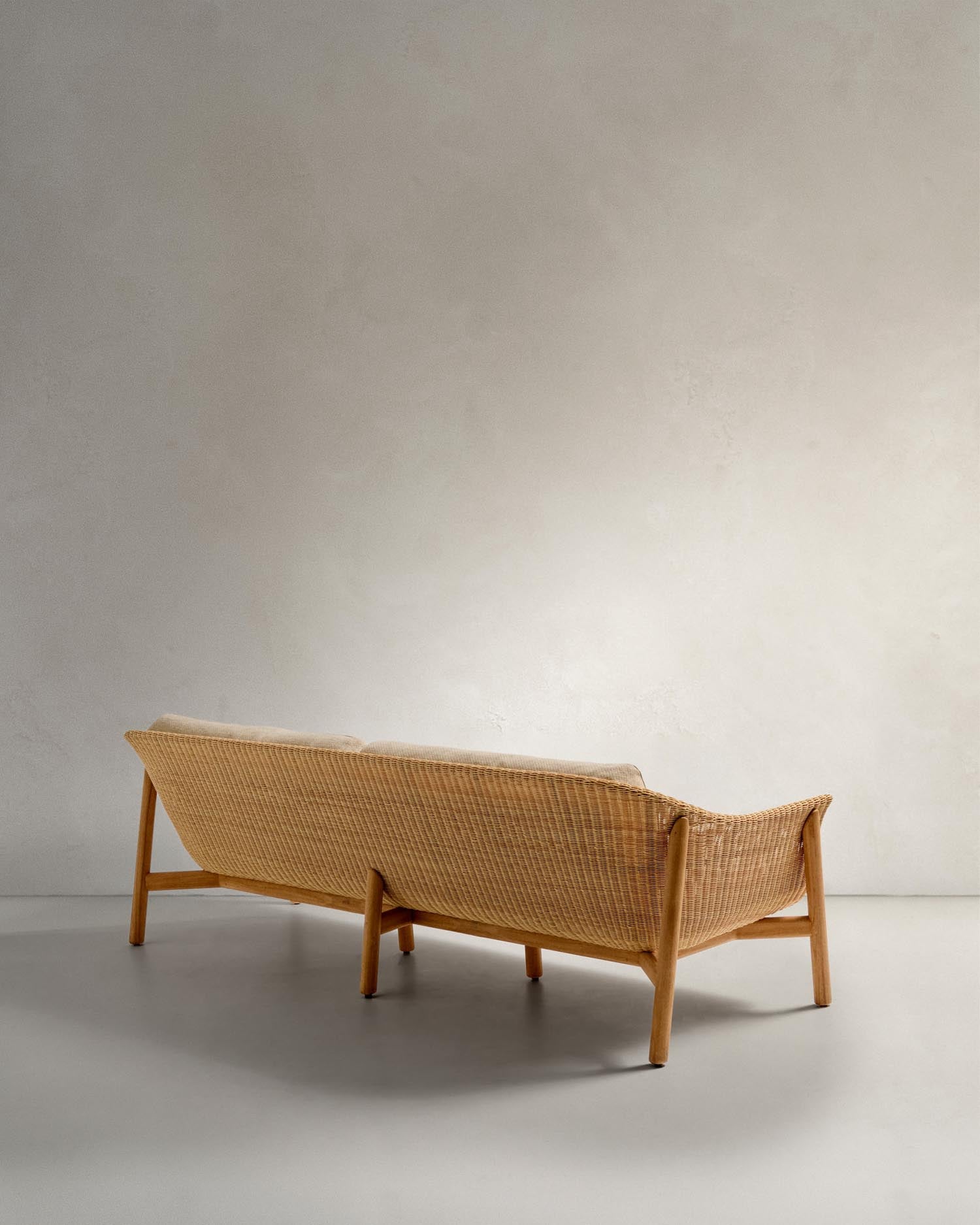 3-Sitzer-Sofa Galea aus FSC-zertifiziertem Teakholz und synthetischem Rattan, 236 cm, stilvoll und umweltfreundlich.