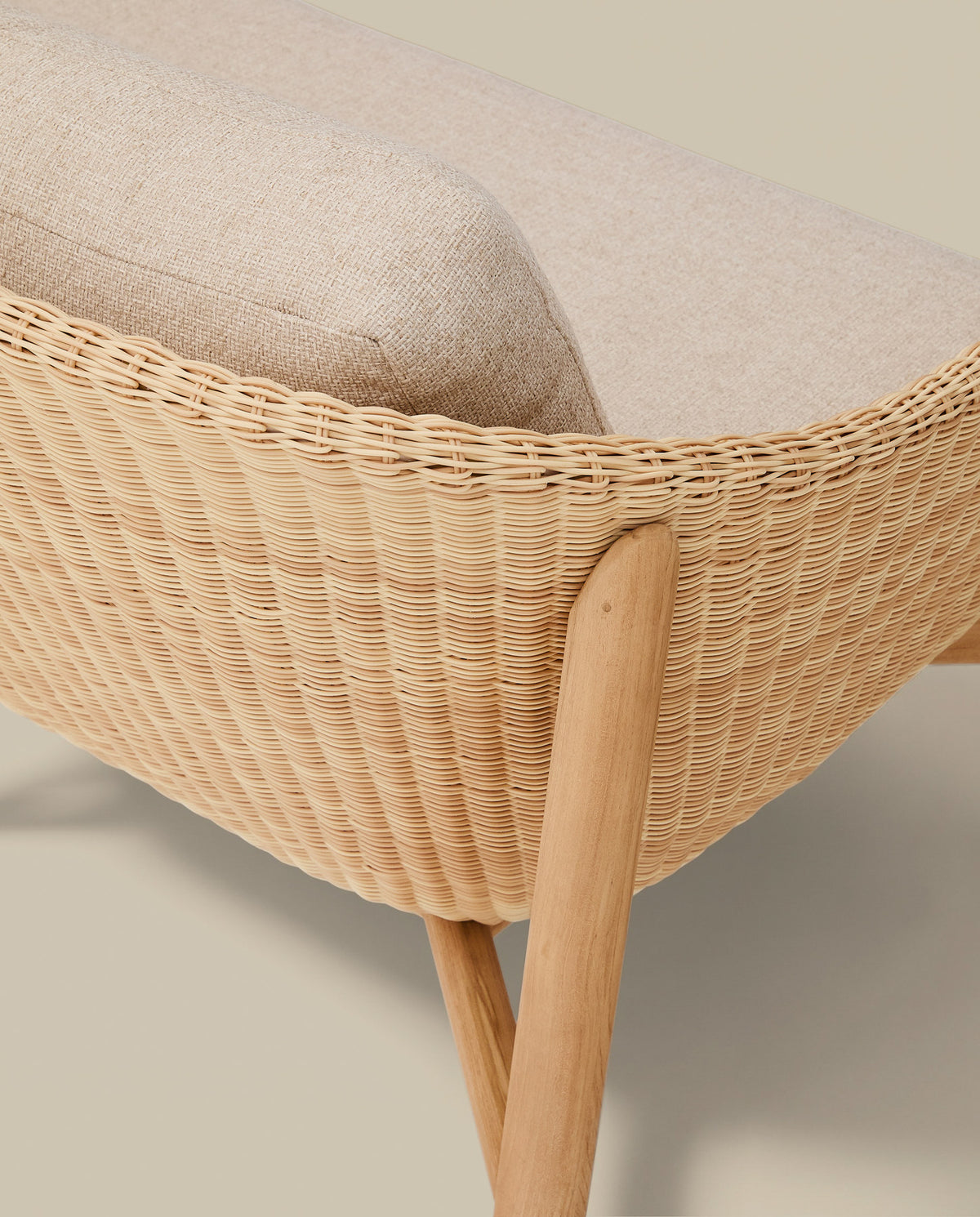 3-Sitzer-Sofa Galea aus massivem Teakholz und synthetischem Rattan 223 cm FSC 100% FSC in Beige, Braun präsentiert im Onlineshop von KAQTU Design AG. Lounge Sofa ist von Kave Home
