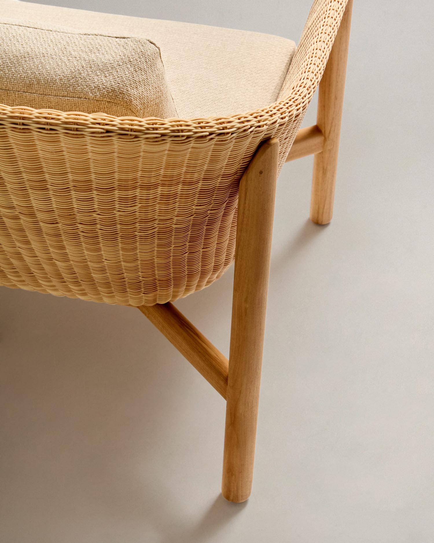 Entdecken Sie das 3-Sitzer-Sofa Galea: Elegantes Design aus massivem Teakholz und pflegeleichtem Rattan für drinnen und draußen.