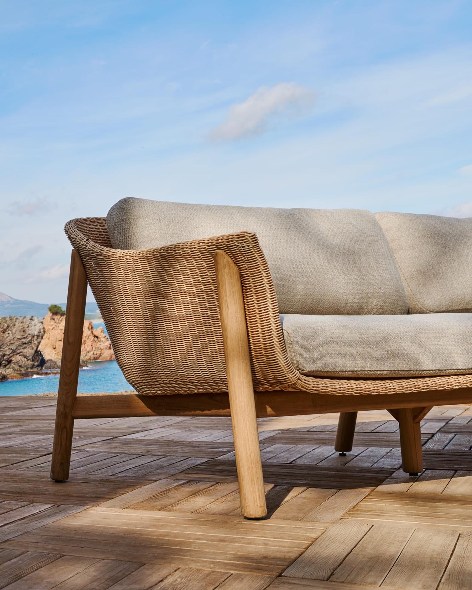 3-Sitzer-Sofa Galea aus Teakholz und Rattan, 236 cm, FSC-zertifiziert, stilvoll und nachhaltig für Ihr Zuhause.