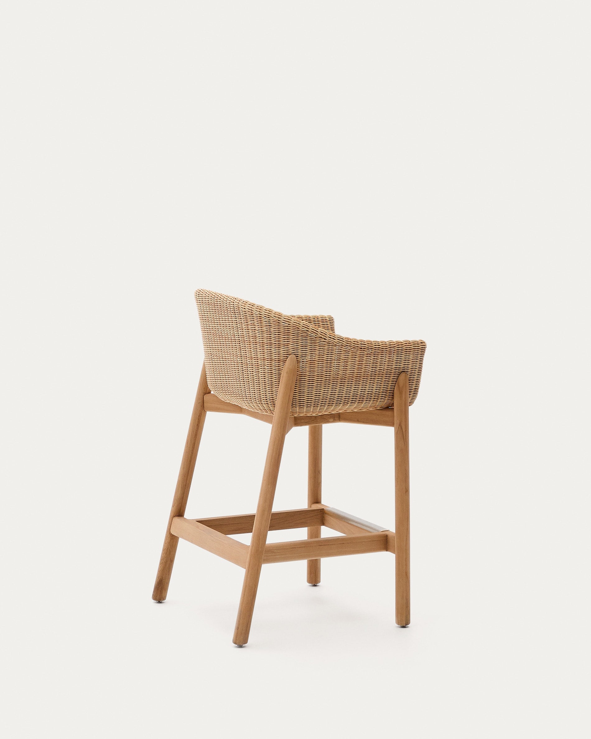 Hocker Galea, 65 cm, aus FSC-zertifiziertem Teakholz und synthetischem Rattan, verbindet Nachhaltigkeit mit modernem Design.