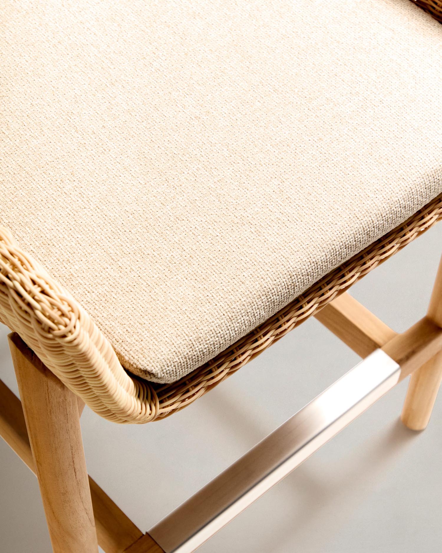 Hocker Galea aus massivem Teakholz und UV-beständigem Rattan, 65 cm hoch. Ideal für stilvolle Gartenpartys und langlebigen Komfort.