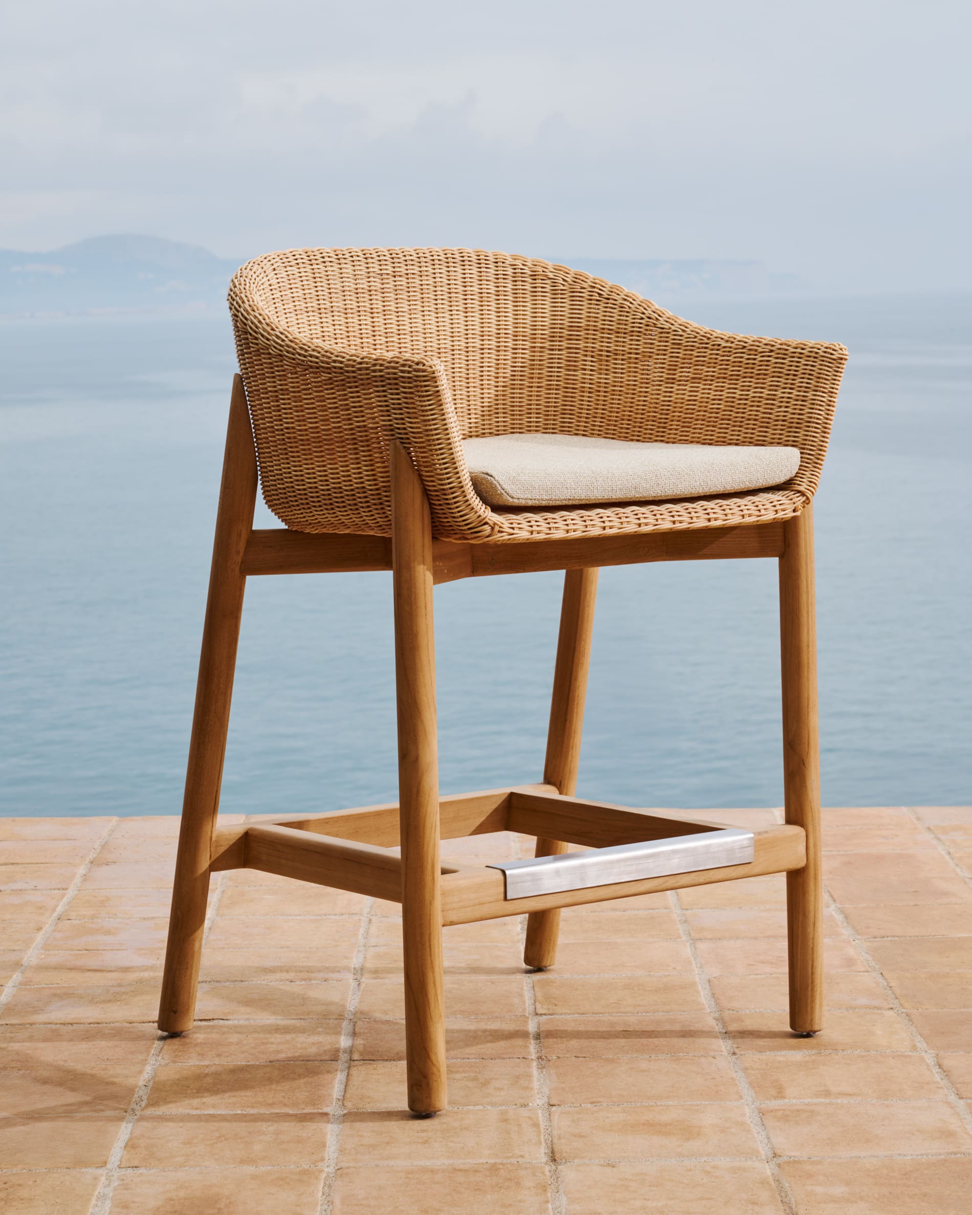 Hocker Galea aus FSC-zertifiziertem Teakholz und synthetischem Rattan, 65 cm hoch, nachhaltig und elegant von Kave Home.