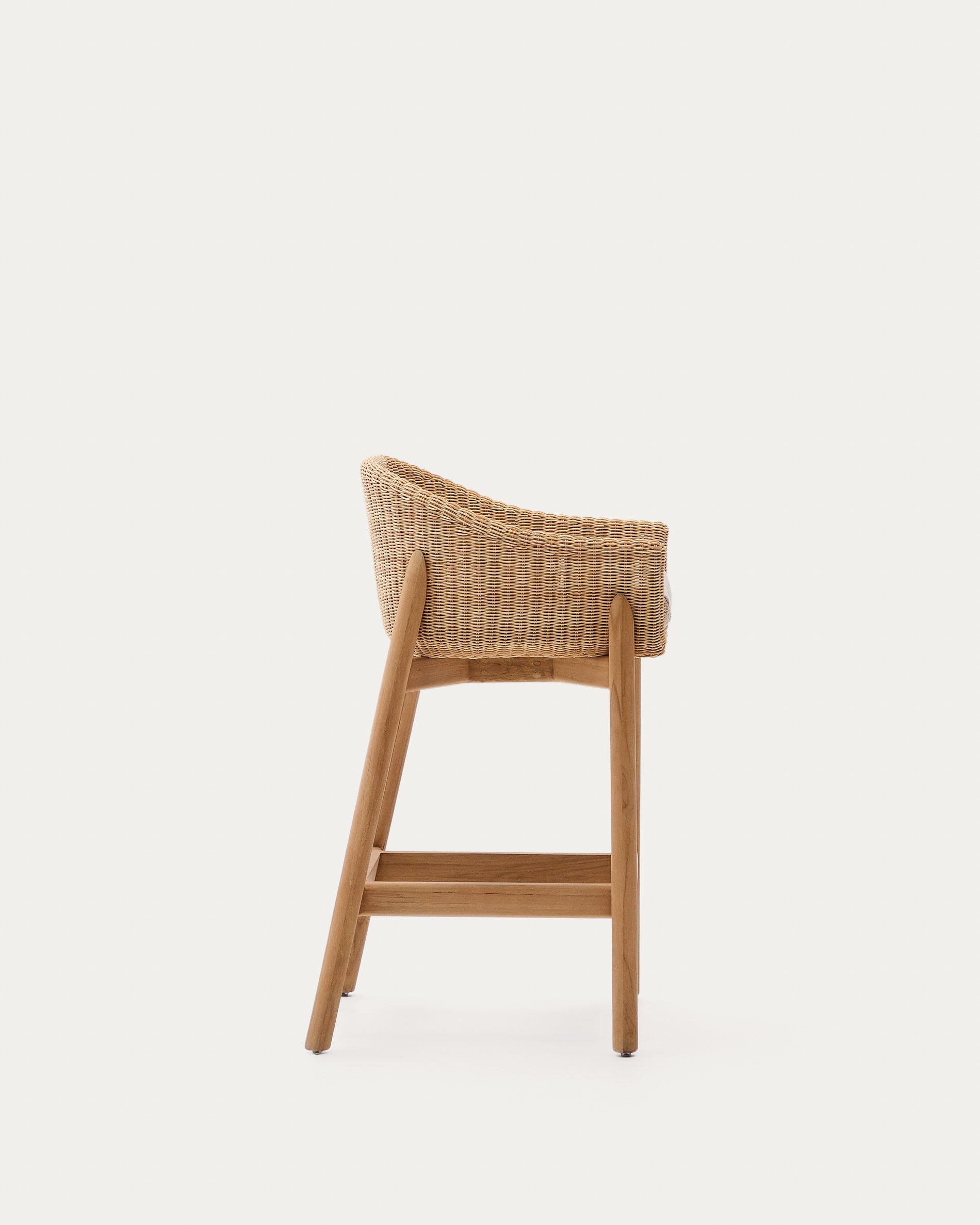 Hocker Galea aus FSC-zertifiziertem Teakholz und synthetischem Rattan, 75 cm hoch, vereint Eleganz und umweltfreundliches Design.