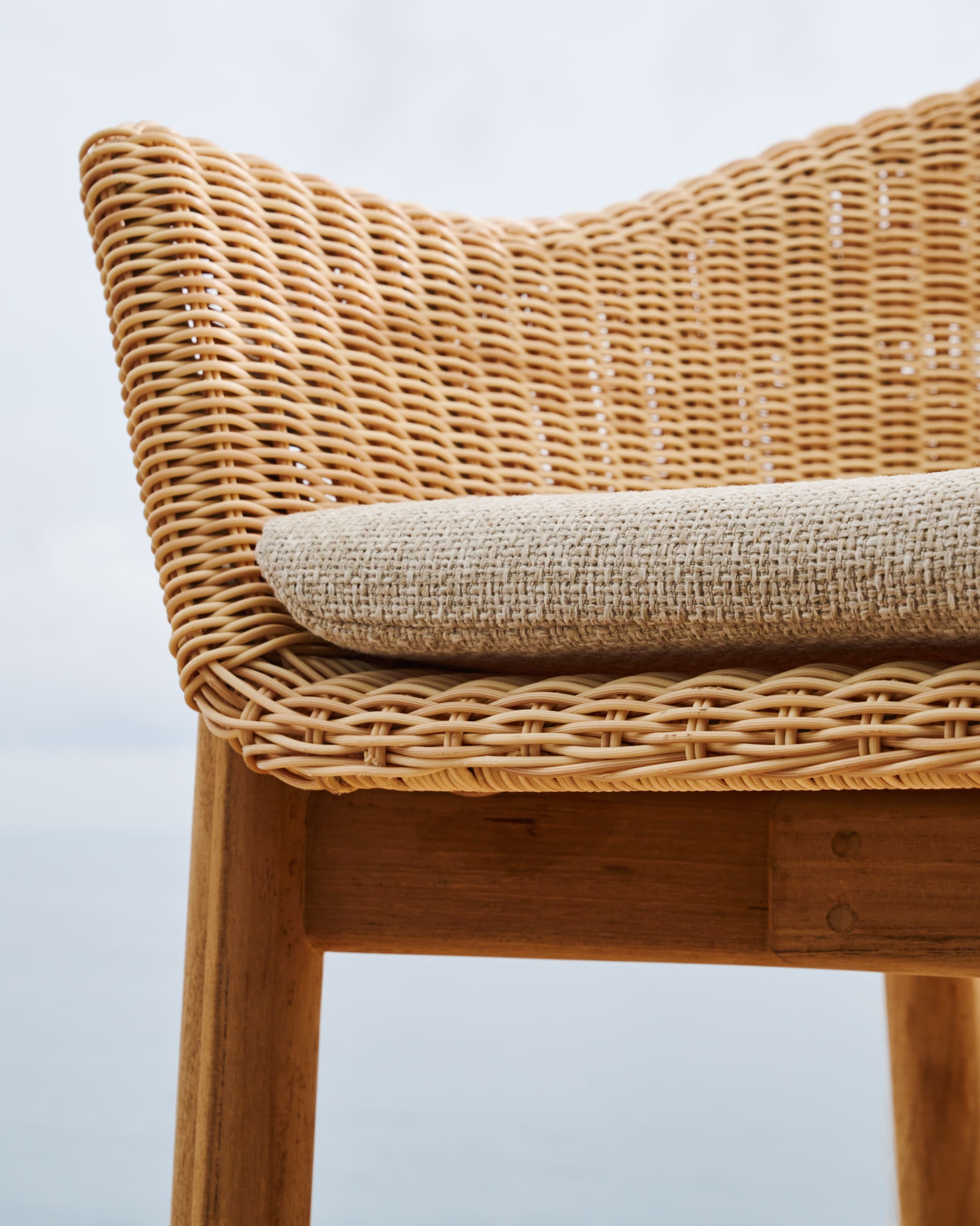 Hocker Galea aus FSC-zertifiziertem Teakholz, 75 cm hoch, mit synthetischem Rattan, stilvoll, nachhaltig und von Kave Home.