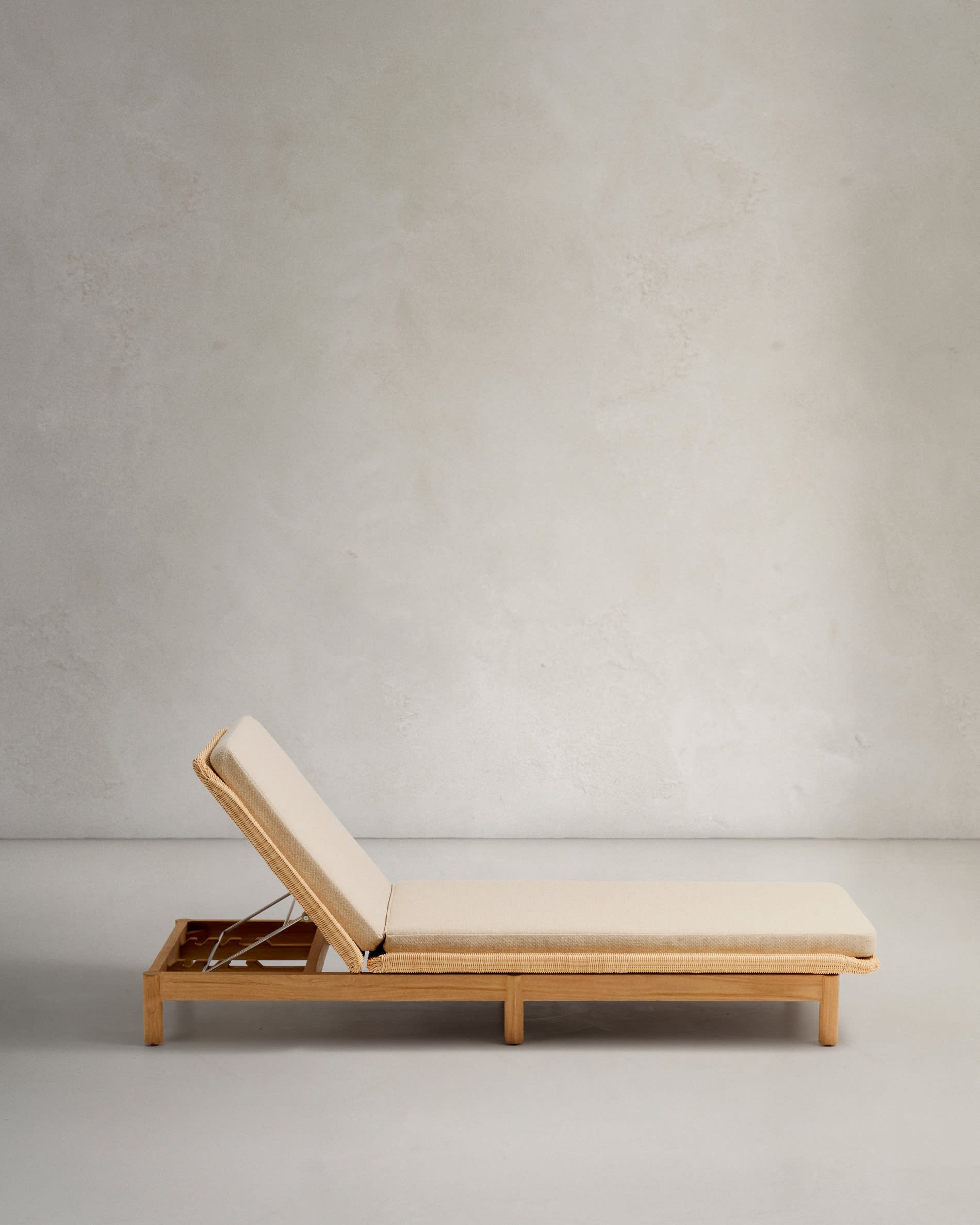 Sonnenliege Galea aus FSC-zertifiziertem Teakholz und Rattan, perfekt für nachhaltige und stilvolle Outdoor-Entspannung.