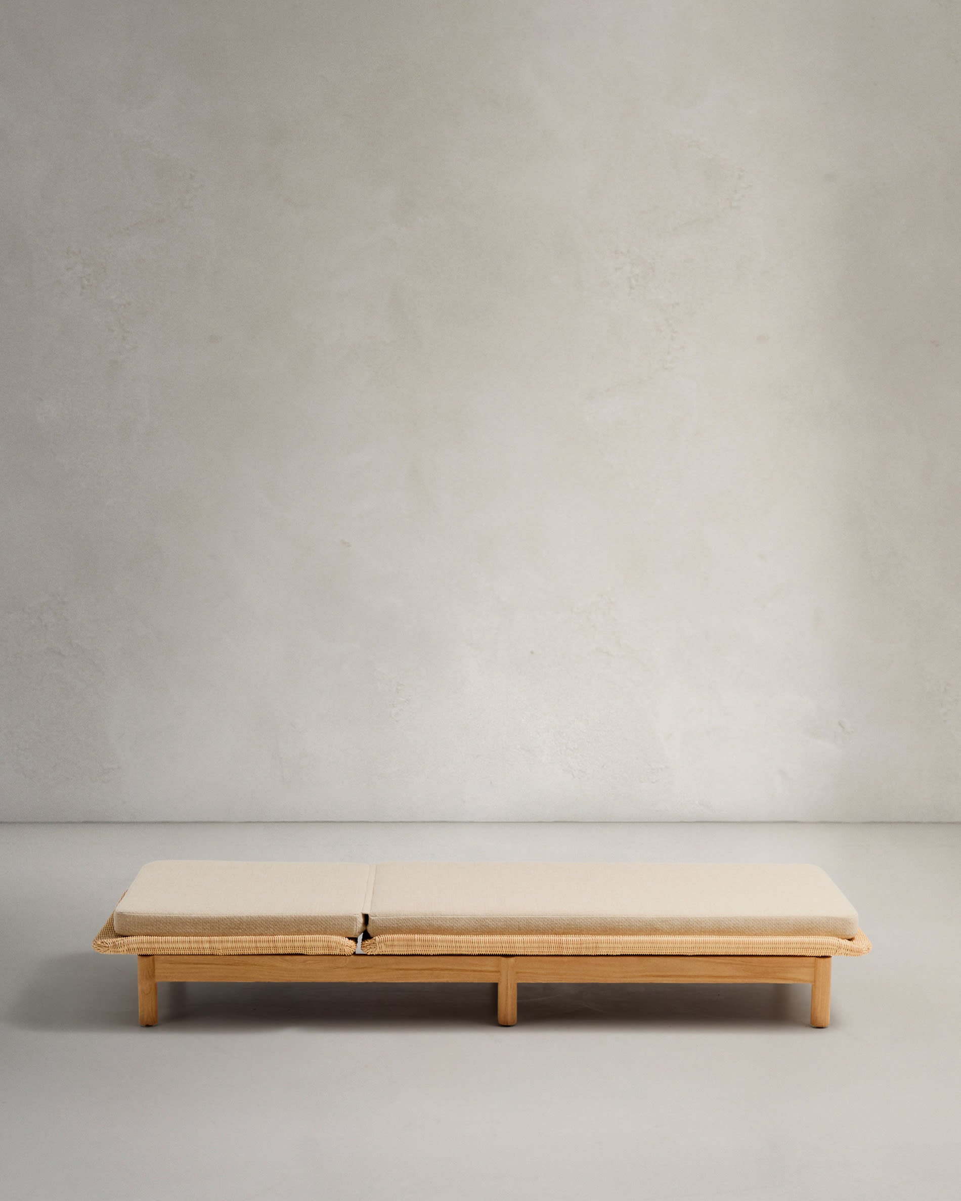 Elegante Sonnenliege Galea aus FSC-Teakholz und Rattan, ideal für umweltbewusste und stilvolle Entspannung im Freien.