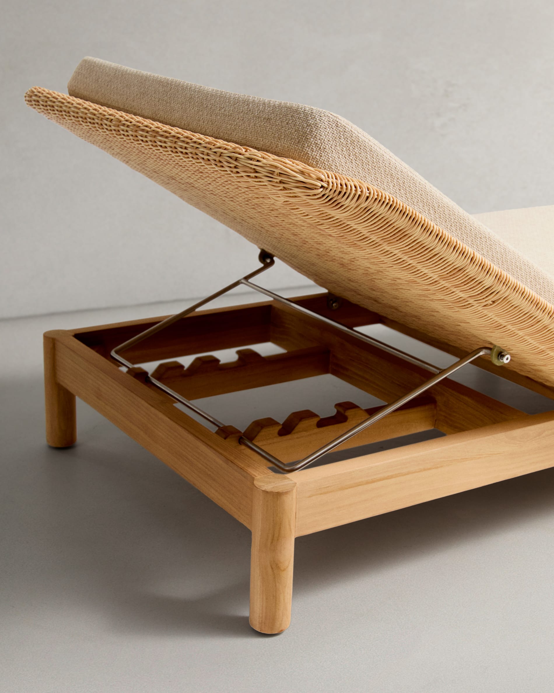 Hochwertige Sonnenliege Galea aus robustem Teakholz und pflegeleichtem Rattan, ideal für entspannte Stunden im Freien.