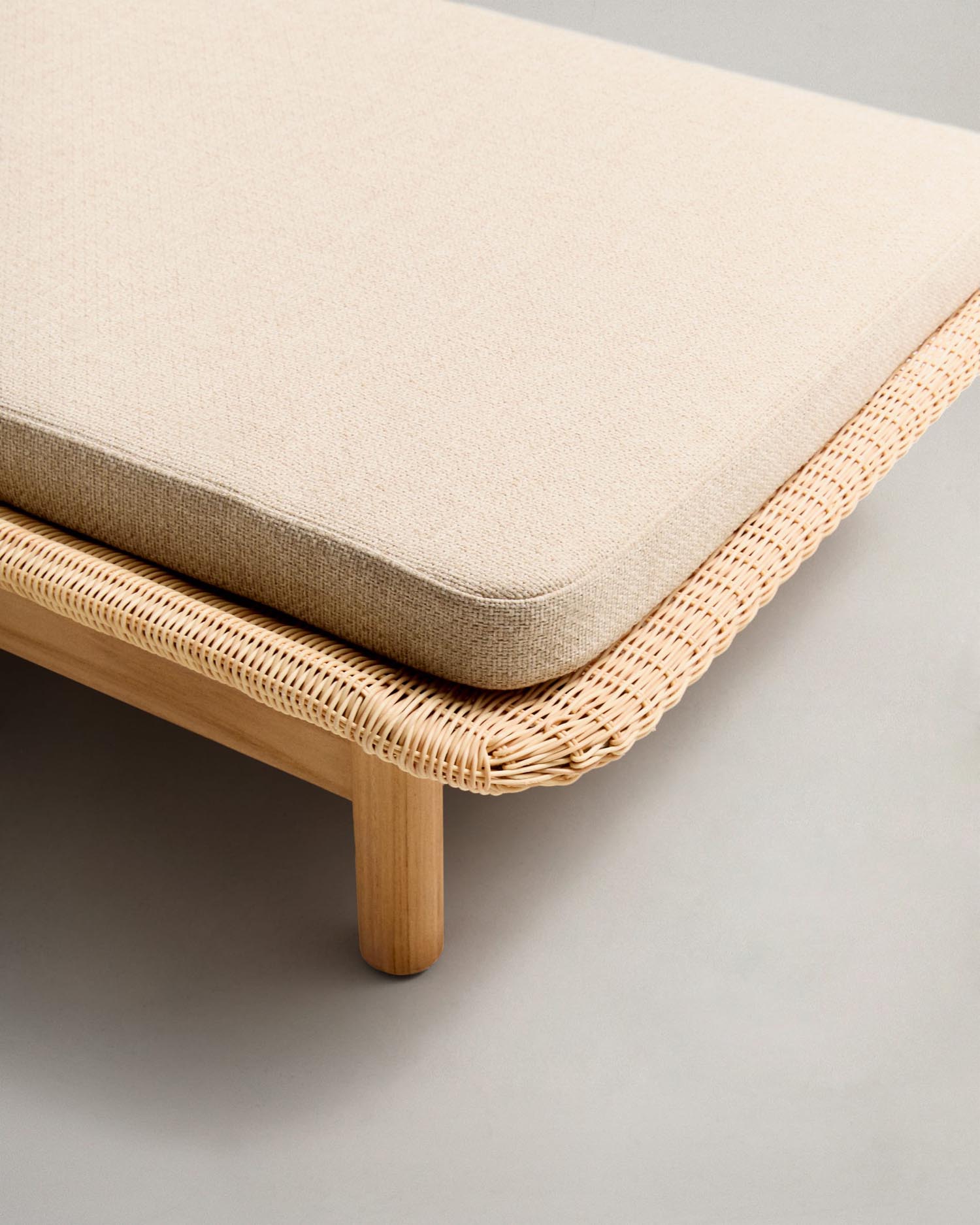 Entspannen Sie stilvoll mit der Sonnenliege Galea aus massivem Teakholz und UV-beständigem Rattan – perfekt für jeden Außenbereich.