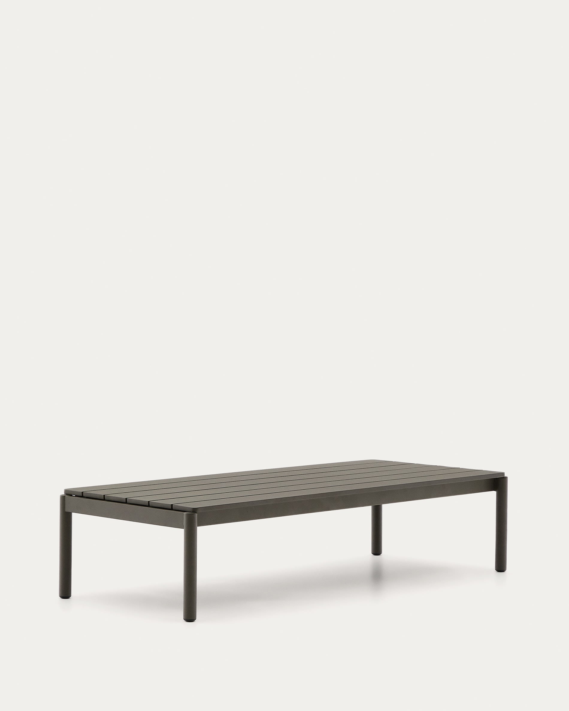 Moderner Couchtisch aus grünem Aluminium, perfekt für den Außenbereich. Mit 63 x 144,6 cm bietet er Platz für Snacks und Getränke.