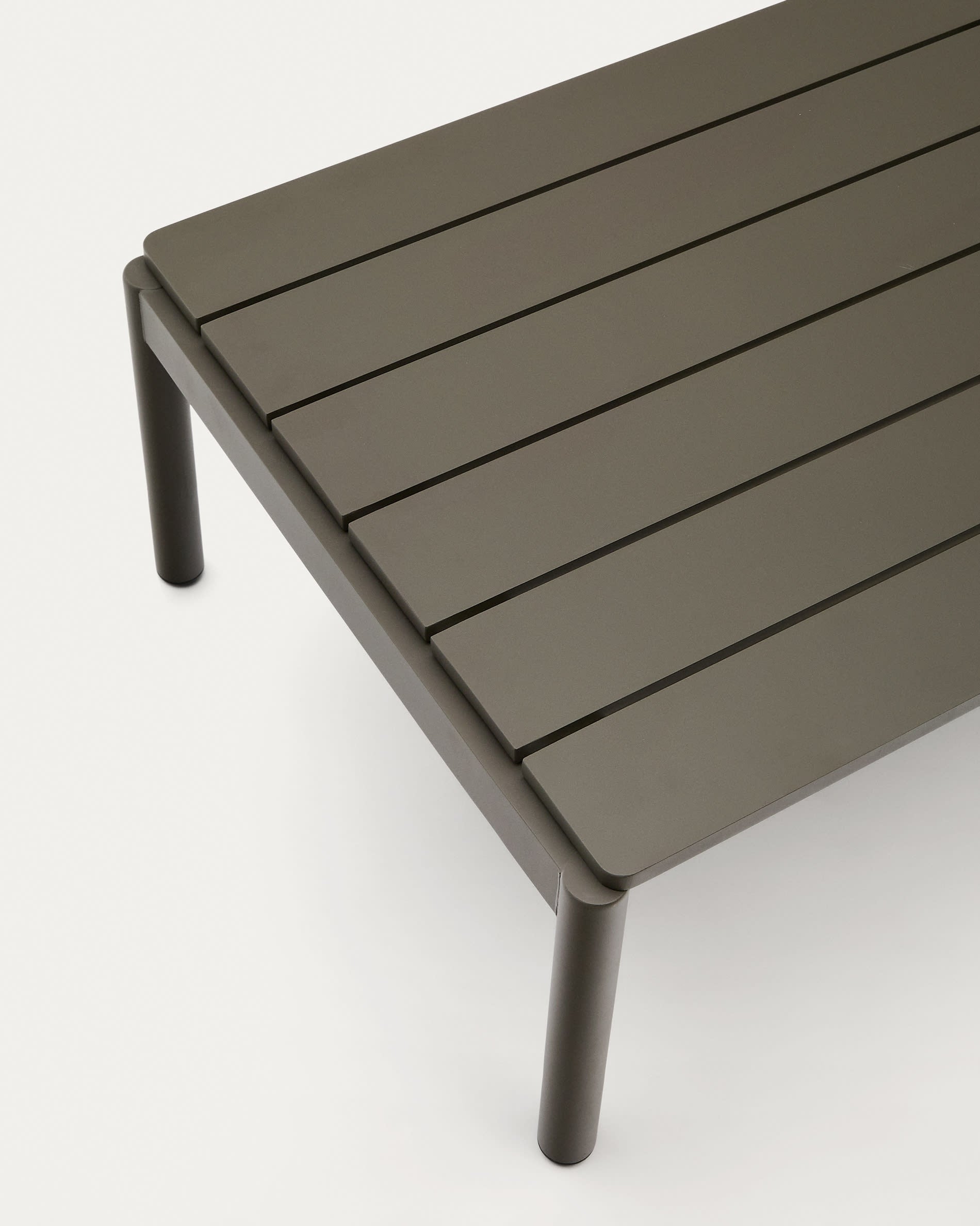 Stylischer Couchtisch Sorells aus grünem Aluminium, ideal für Garten und Terrasse. Mit 63 x 144,6 cm bietet er Platz für alles, was Sie im Freien brauchen.
