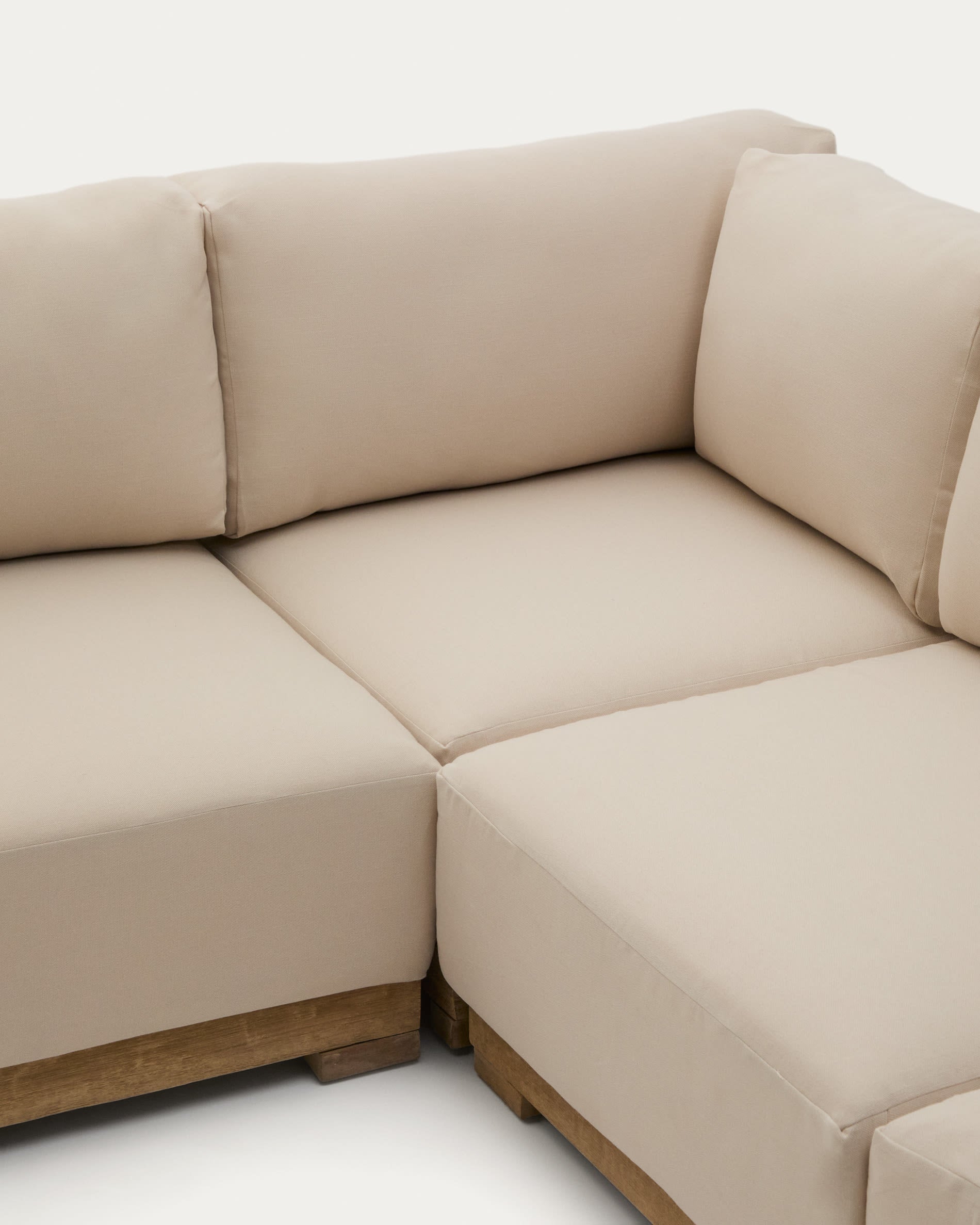 Das 5-Sitzer-Ecksofa Ambra aus massivem Akazienholz begeistert mit stilvollem Design und bietet Platz für gesellige Stunden. Ideal für jedes Zuhause.