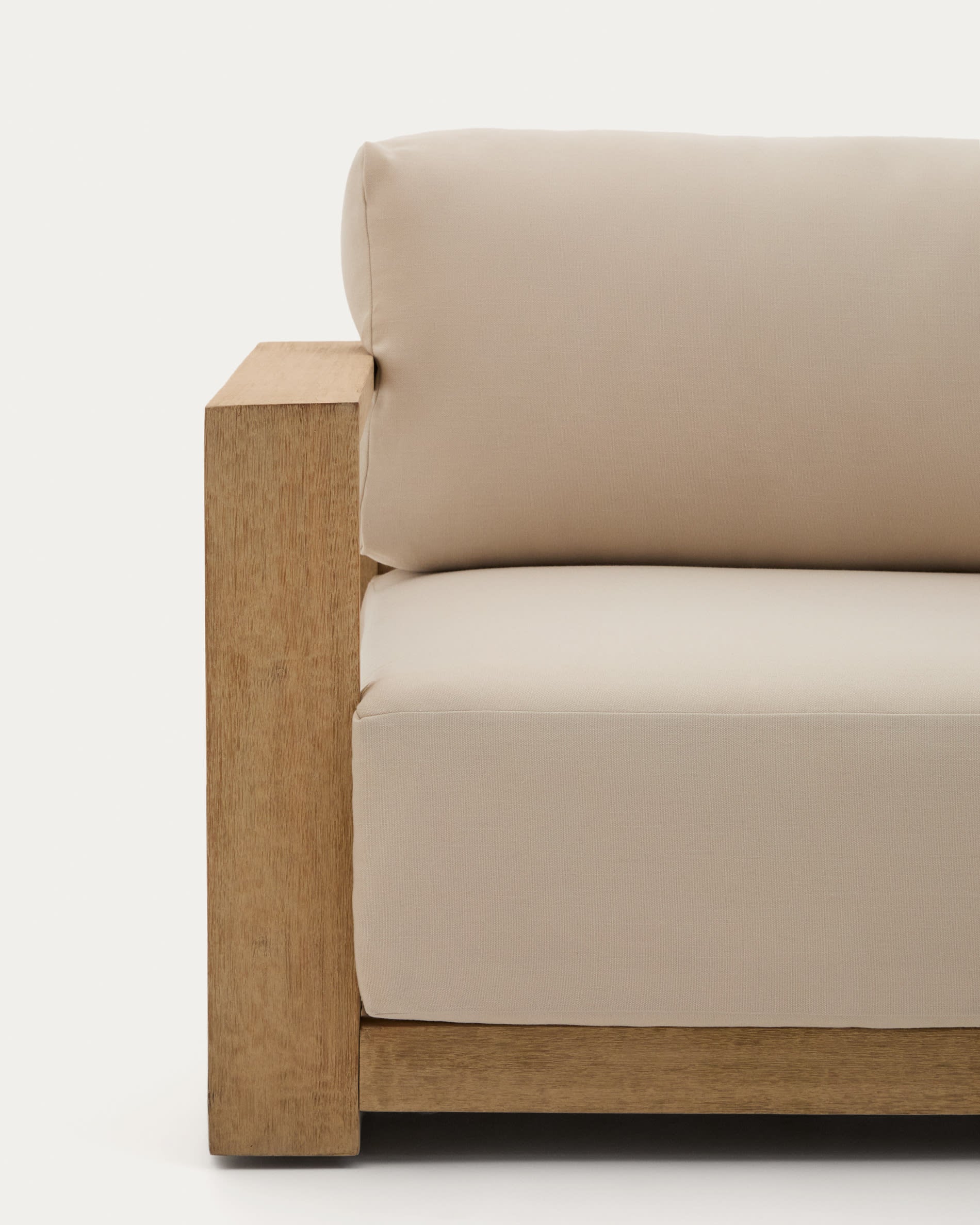 Das 5-Sitzer-Ecksofa Ambra aus robustem Akazienholz vereint elegantes Design mit Komfort und ist perfekt für entspannte Momente im Wohnzimmer oder Garten.