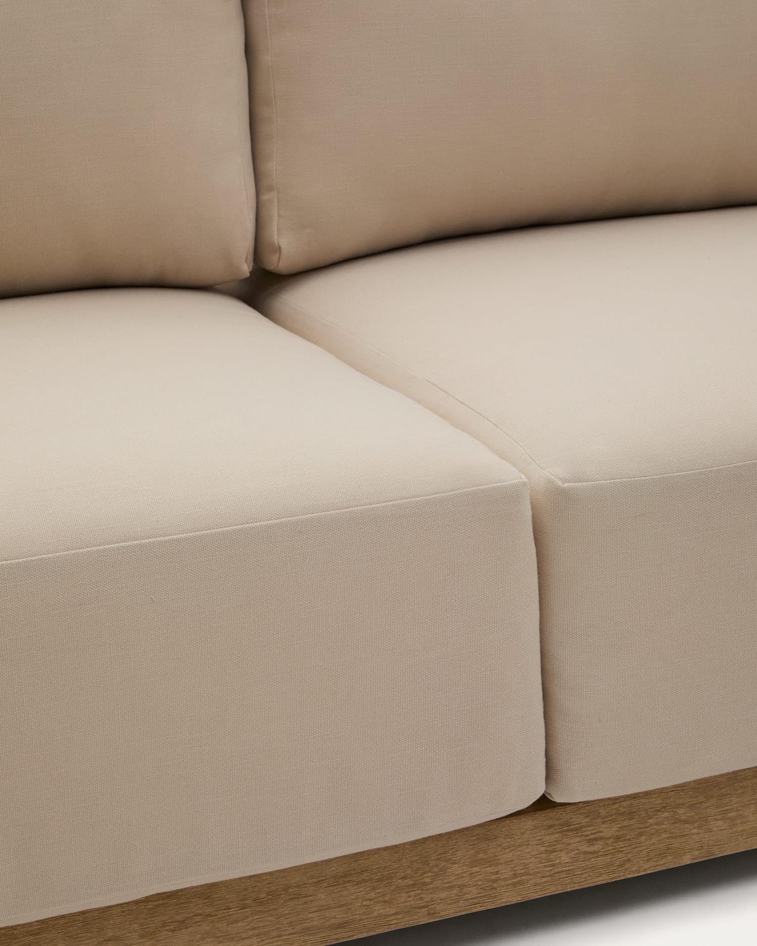 Das 5-Sitzer-Ecksofa Ambra aus hochwertigem Akazienholz vereint elegantes Design mit Langlebigkeit und ist perfekt für entspannte Momente.