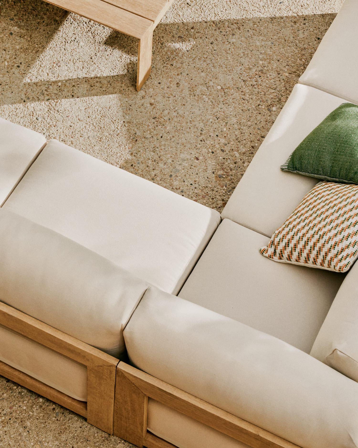 5-Sitzer-Ecksofa Ambra aus Akazienholz, 248 cm, klares Finish, modern, langlebig, perfekt für stilvolle Wohnräume.