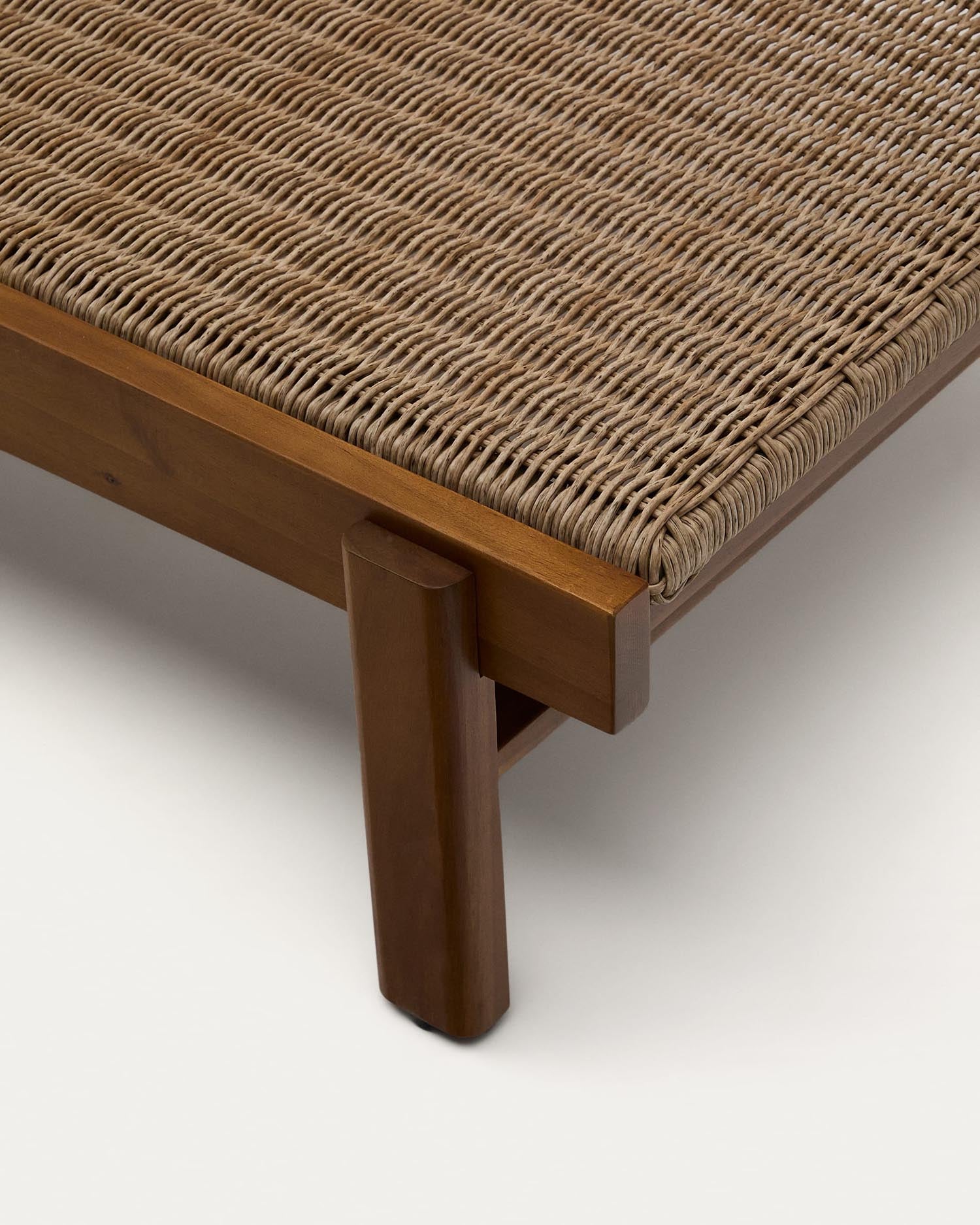 Elegante Sonnenliege Itani aus robustem Teakholz und wetterfestem Rattan, ideal für entspannte Stunden im Freien.
