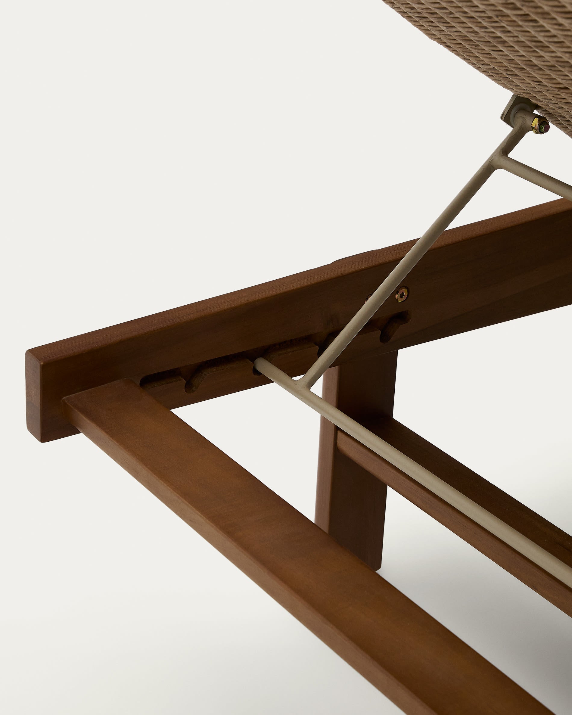 Stilvolle Sonnenliege Itani aus hochwertigem Teakholz und pflegeleichtem Rattan, perfekt für entspannende Momente im Freien.