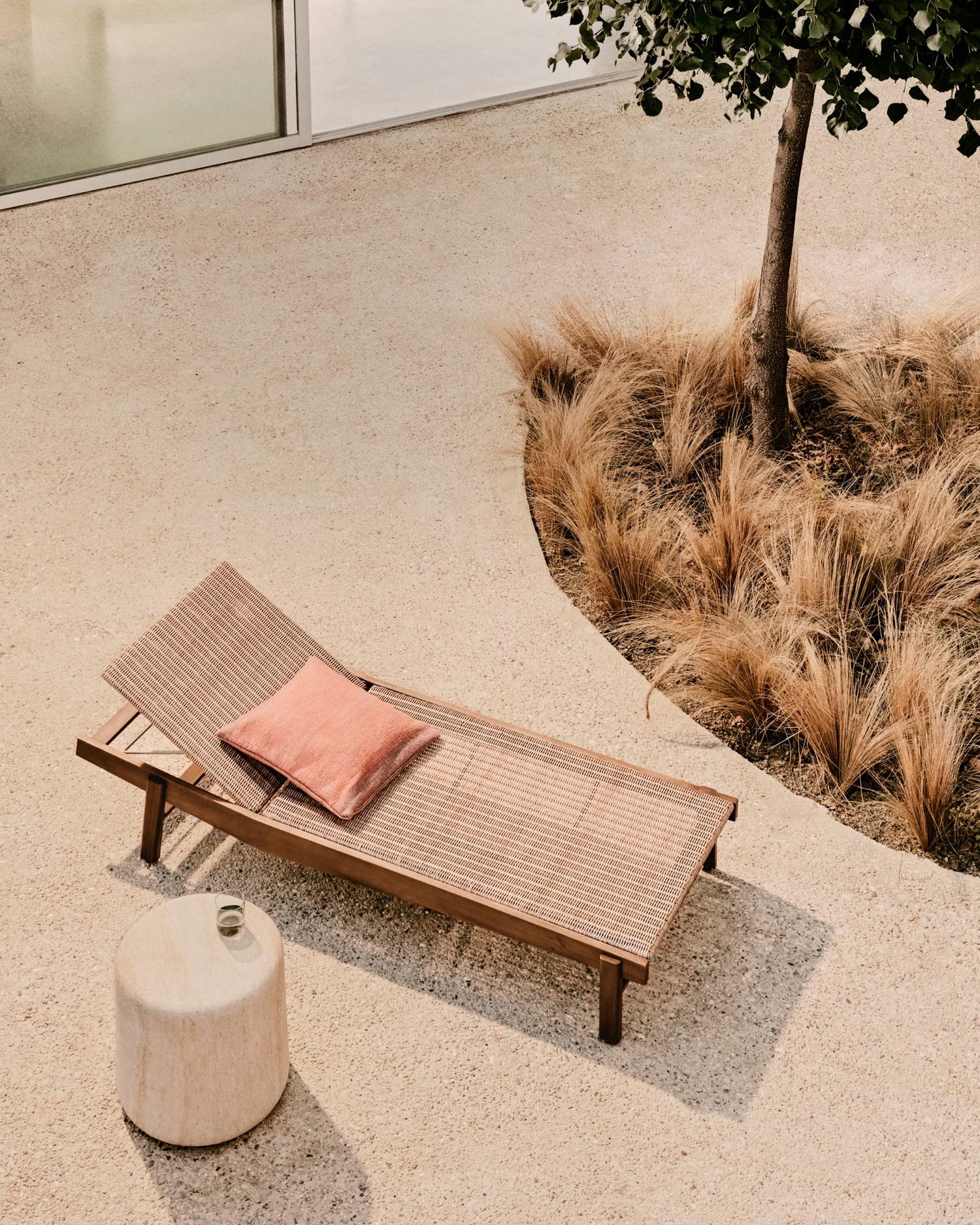 Stilvolle Sonnenliege Itani aus FSC-zertifiziertem Teakholz und langlebigem Rattan, perfekt für umweltbewusste Outdoor-Momente.