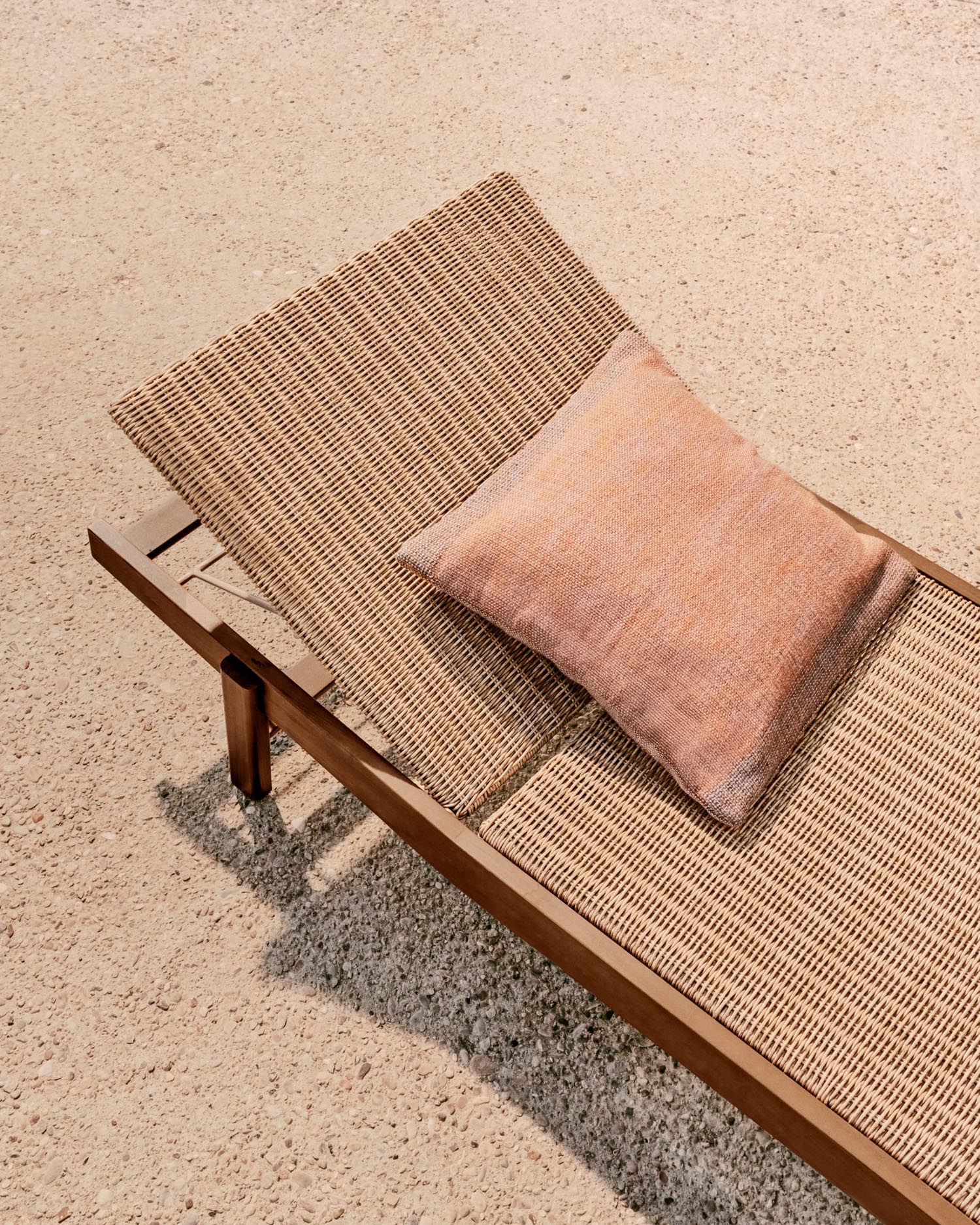 Elegante Sonnenliege Itani aus nachhaltigem Teakholz und robustem synthetischem Rattan, ideal für stilvolle Entspannung.
