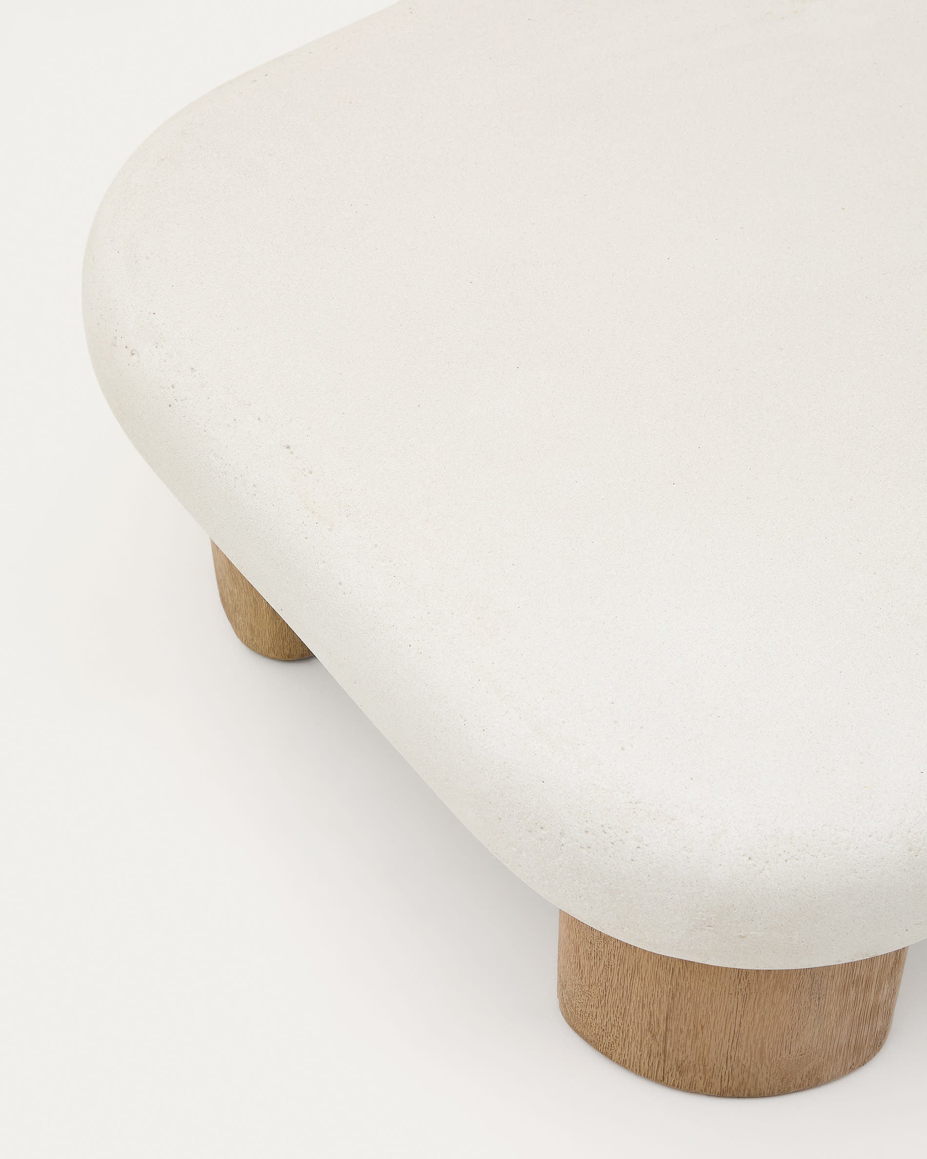 Entdecken Sie den Couchtisch Labra von Kave Home: 140 x 70 cm, aus robustem Zement und elegantem Akazienholz. Perfekt für drinnen und draußen!