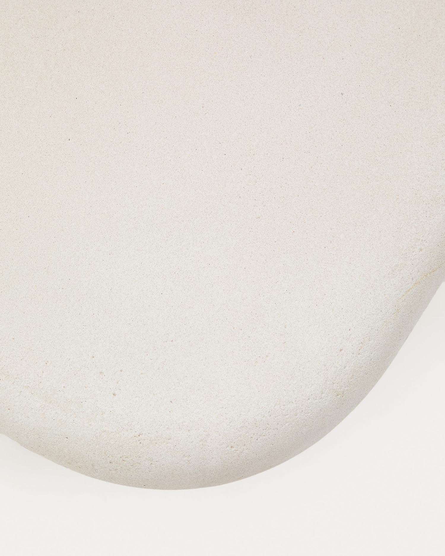 Der Couchtisch Labra aus Zement und Akazienholz bietet eine harmonische Verbindung von Robustheit und Eleganz. Perfekt für drinnen und draußen!