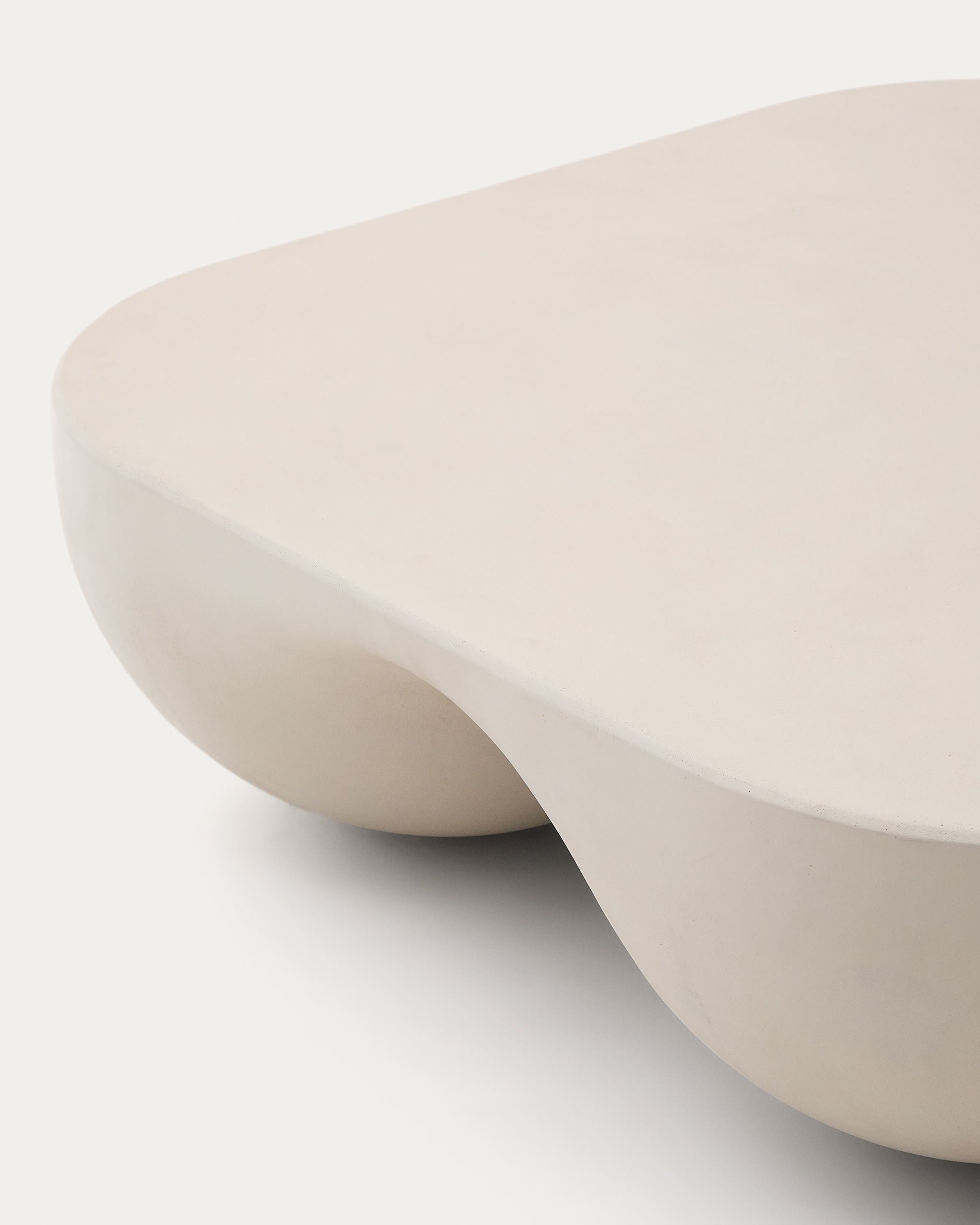 Der Couchtisch Colba aus Polystone bietet mit 100 x 100 cm eine elegante Lösung für Ihre Outdoor-Lounge. Robust, pflegeleicht und stilvoll.