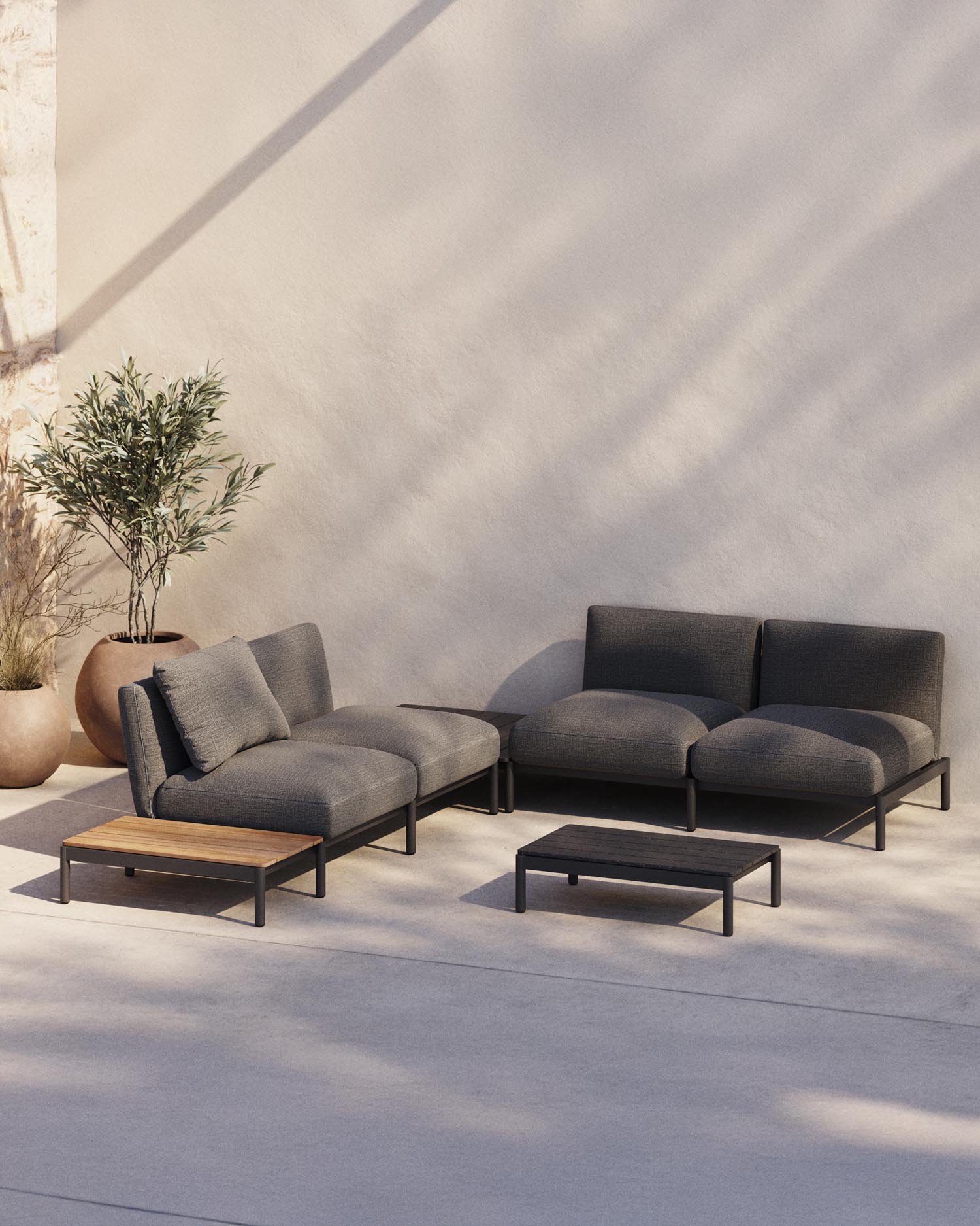 Entdecken Sie den eleganten Couchtisch Sorells aus grauem Aluminium (52,4 x 91 cm) von Kave Home – ideal für stilvolle Outdoor-Bereiche.