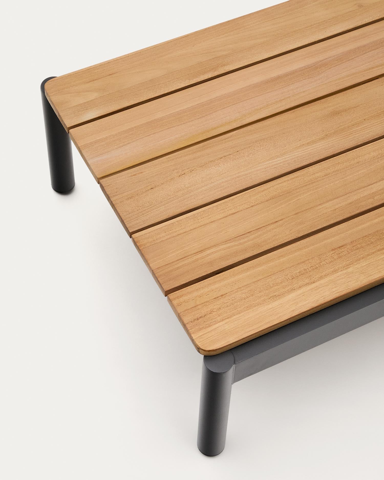 Entdecken Sie den stilvollen Couchtisch Sorells aus grauem Aluminium und Teakholz. Ideal für Ihren Außenbereich, langlebig und nachhaltig.