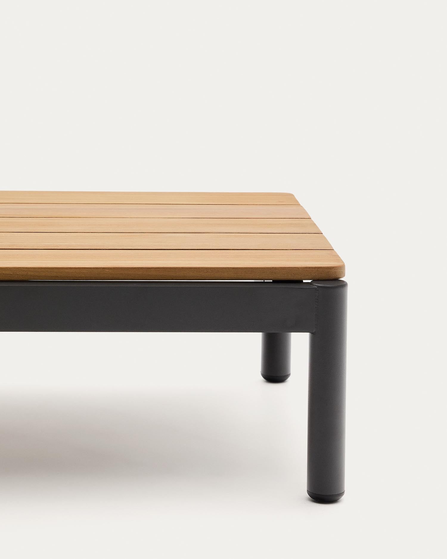 Genießen Sie den eleganten Couchtisch Sorells aus robustem Aluminium und edlem Teakholz. Perfekt für stilvolle Outdoor-Entspannung.