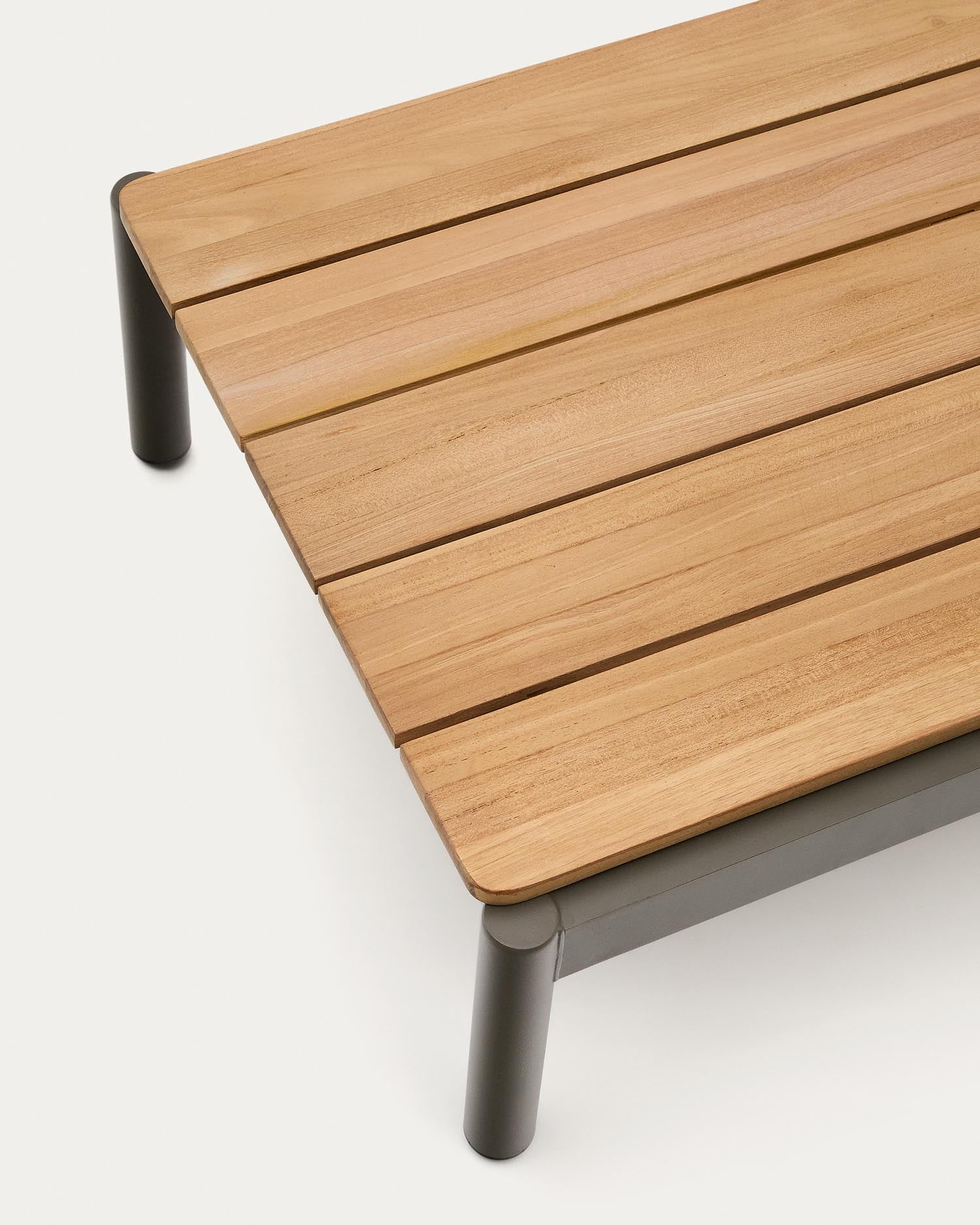 Der Couchtisch Sorells kombiniert grünes Aluminium mit edlem Teakholz und bringt modernen Stil in Ihren Außenbereich. Robust und nachhaltig.